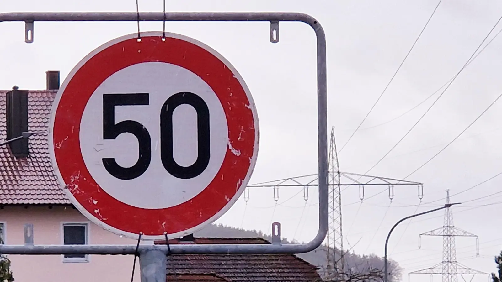 Bereits mehrfach wurden in Büchelkühn Ortstafeln gestohlen. Vor rund einem Jahr (Bild) fehlten alle fünf gelben Ortseingangsschilder. (Archivbild: td)
