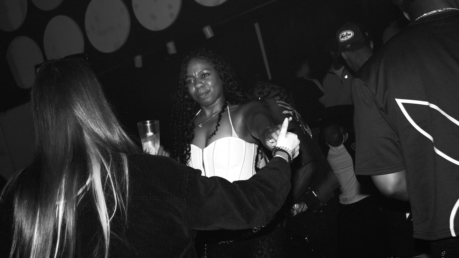 Am Samstag wummerten die Bässe durch den Casinosaal. Bei Models and Bottles war ordentlich was los. (Bild: Marlin Nixdorf)