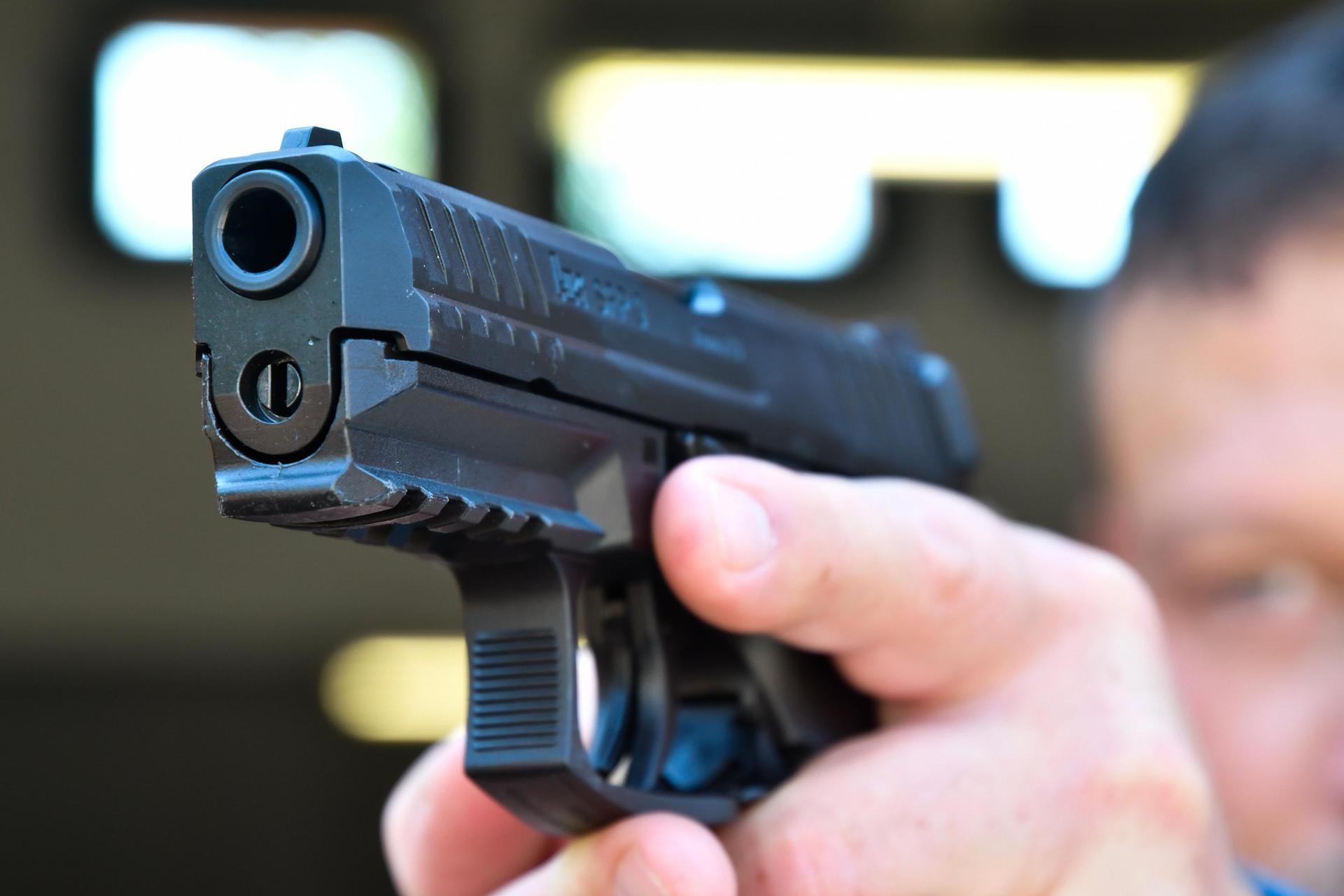 Mit gezogener Dienstwaffe bringt die Polizei den mit zwei Macheten bewaffneten Mann in Kastl zu boden. (Symbolbild: Petra Hartl)