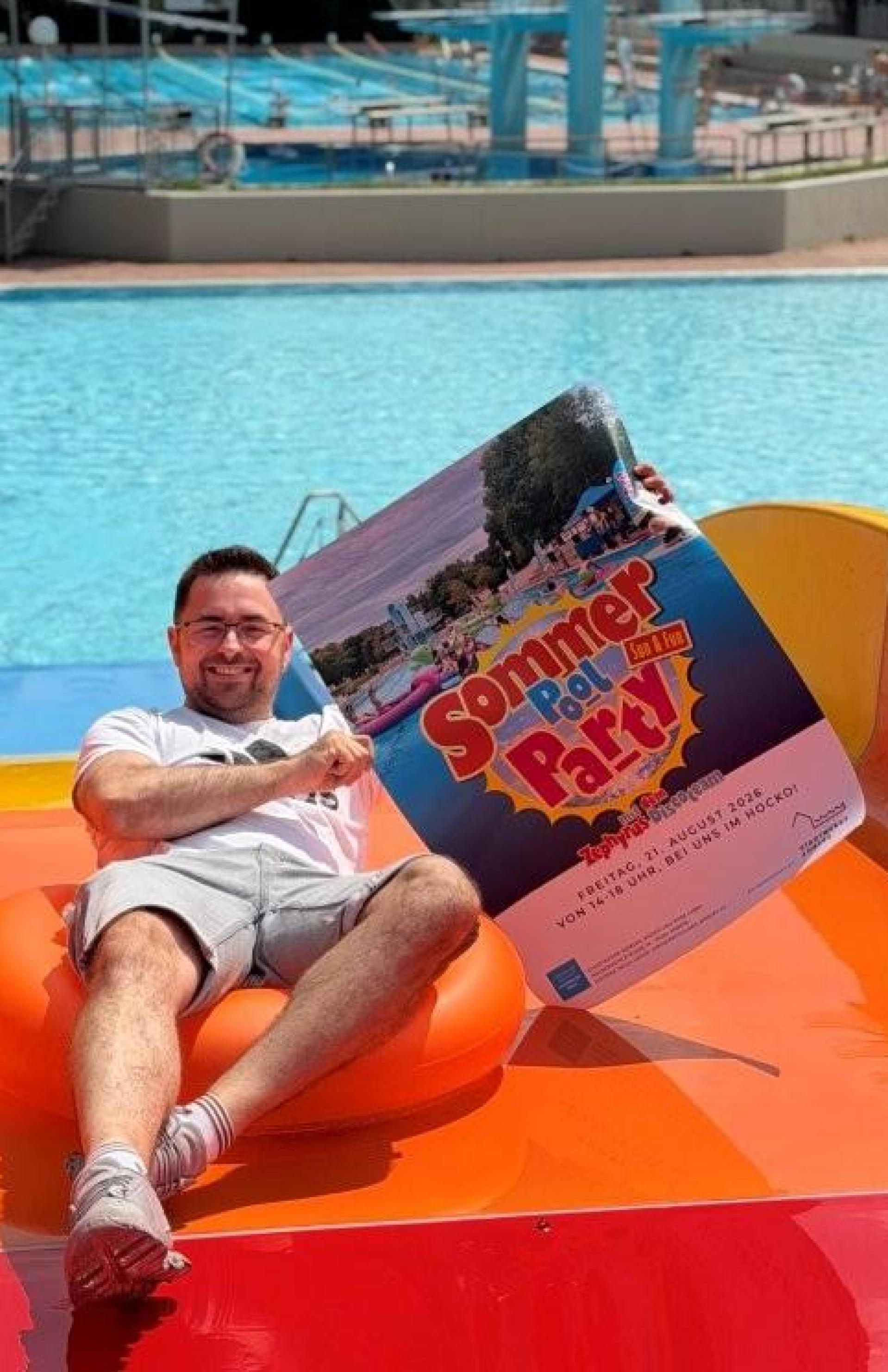 Stadtwerke Amberg Bäder und Park GmbH-Eventmanager Daniel Wanninger zeigt Einsatz, damit die Pool-Party ein voller Erfolg wird. Er lädt alle Kinder, Eltern und Junggebliebene zur Sommer-Pool Party ein – die Stadtwerke Amberg ermöglichen, dass nur der reguläre Badeeintritt ist zu zahlen ist. (Bild: Karoline Gajeck-Scheuck)