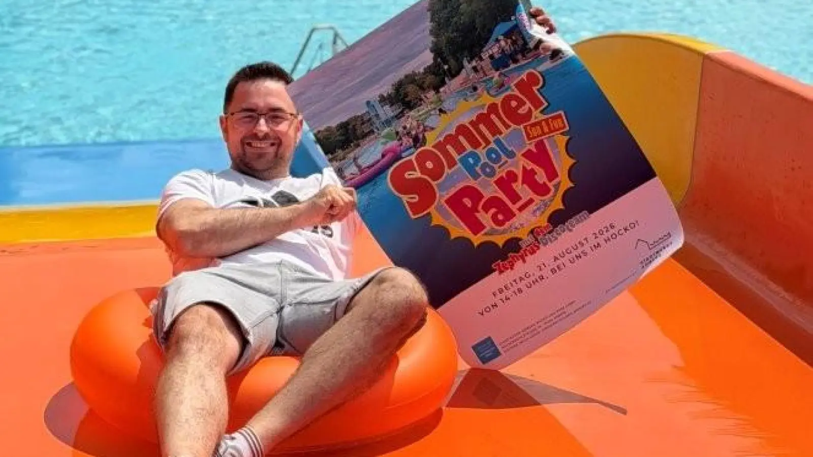 Stadtwerke Amberg Bäder und Park GmbH-Eventmanager Daniel Wanninger zeigt Einsatz, damit die Pool-Party ein voller Erfolg wird. Er lädt alle Kinder, Eltern und Junggebliebene zur Sommer-Pool Party ein – die Stadtwerke Amberg ermöglichen, dass nur der reguläre Badeeintritt ist zu zahlen ist. (Bild: Karoline Gajeck-Scheuck)