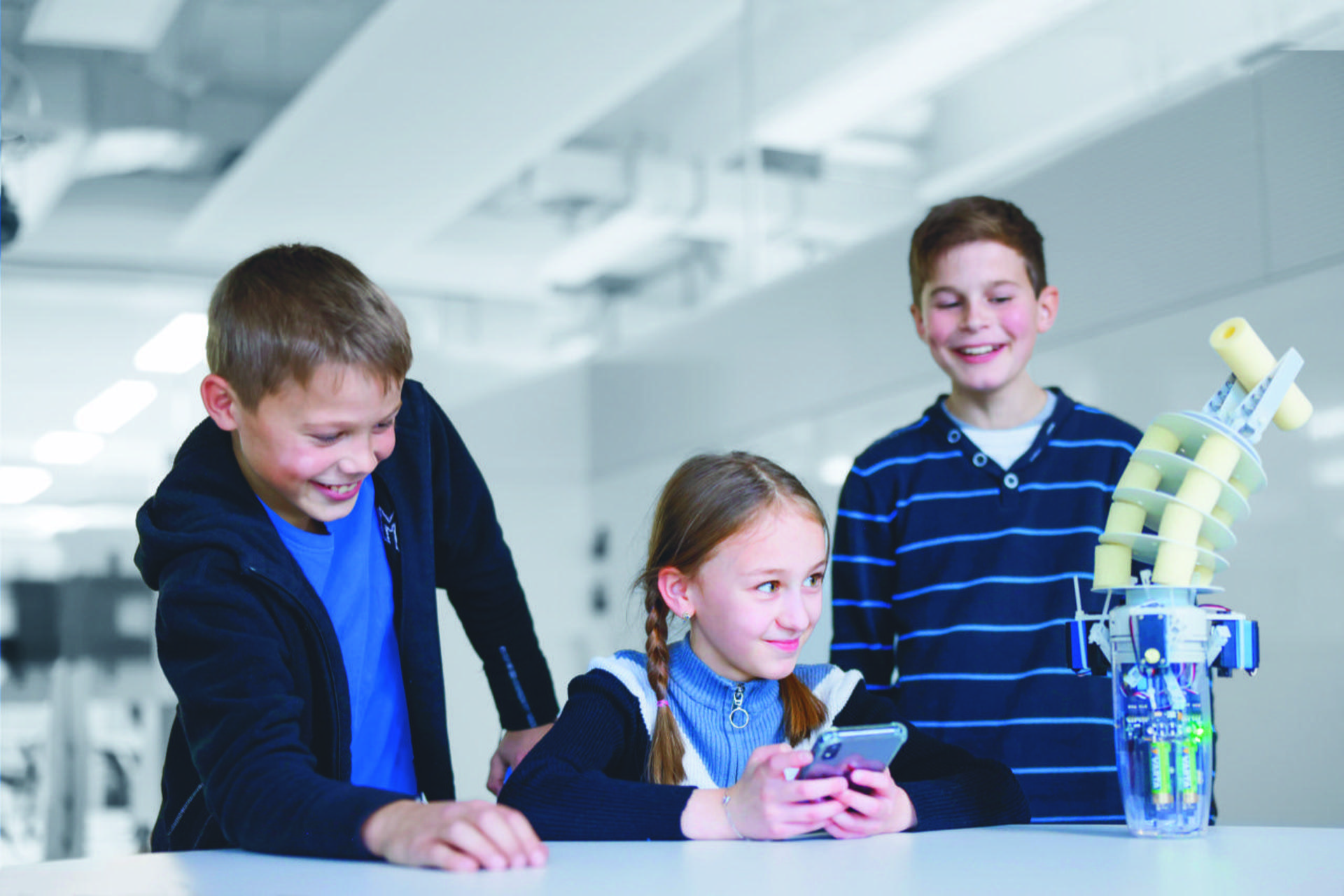 Ein Bionics4Education-Workshop findet im Luftmuseum in Amberg statt. (Bild: Festo SE & Co KG)