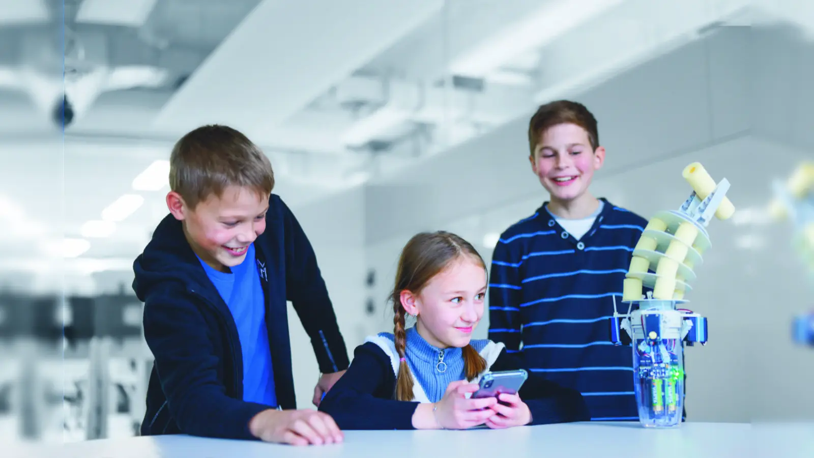 Ein Bionics4Education-Workshop findet im Luftmuseum in Amberg statt. (Bild: Festo SE & Co KG)