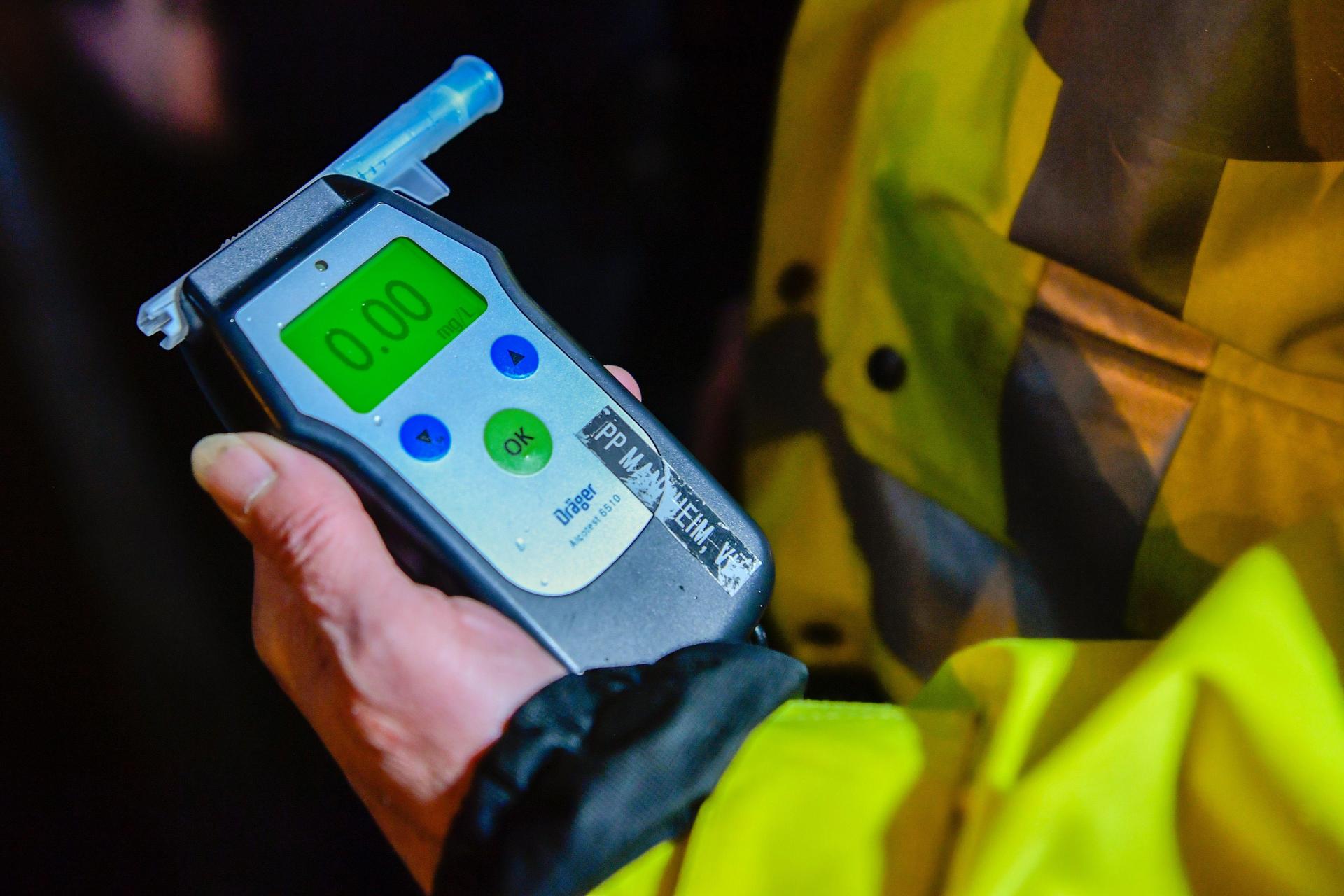 Ein 23-Jähriger hat sich einem Atemalkoholtest verweigert, weshalb die Polizei eine Blutentnahme anordnete.  (Bild: Uwe Anspach)