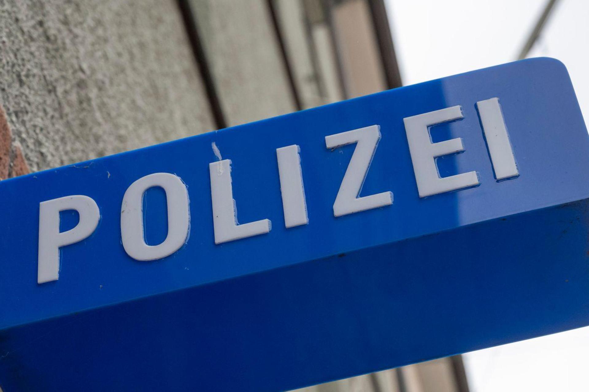 Die Polizei erwischt einen 17-Jährigen in Sulzbach-Rosenberg ohne Führerschein und mit abgelaufenem TÜV.  (Symbolbild: Peter Kneffel/dpa)