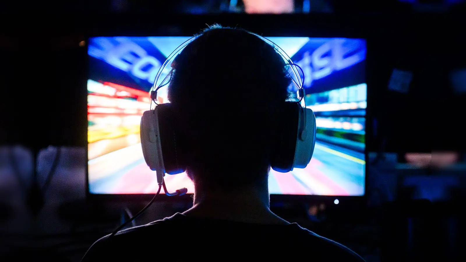 52 Prozent der Menschen in Deutschland spielen zumindest hin und wieder Video- oder Computerspiele. (Symbolbild) (Bild: Julian Stratenschulte/dpa)