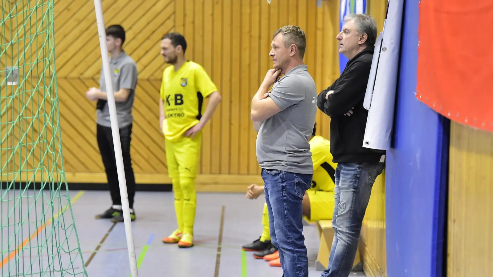 Rainer Greger (rechts) betreute den FC Amberg II am Wochenende bei der Stadtmeisterschaft ein letztes Mal. (Bild: Hubert Ziegler)