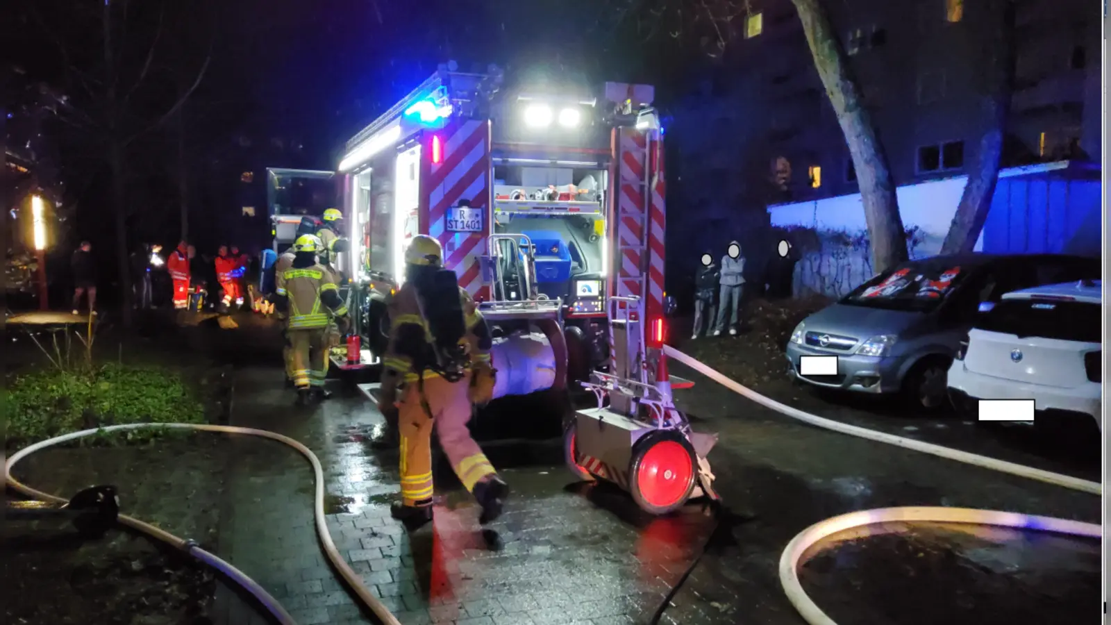 Feuer in einem Mehrfamilienhaus am frühen Donnerstagabend in Regensburg.  (Bild: Berufsfeuerwehr Regensburg )