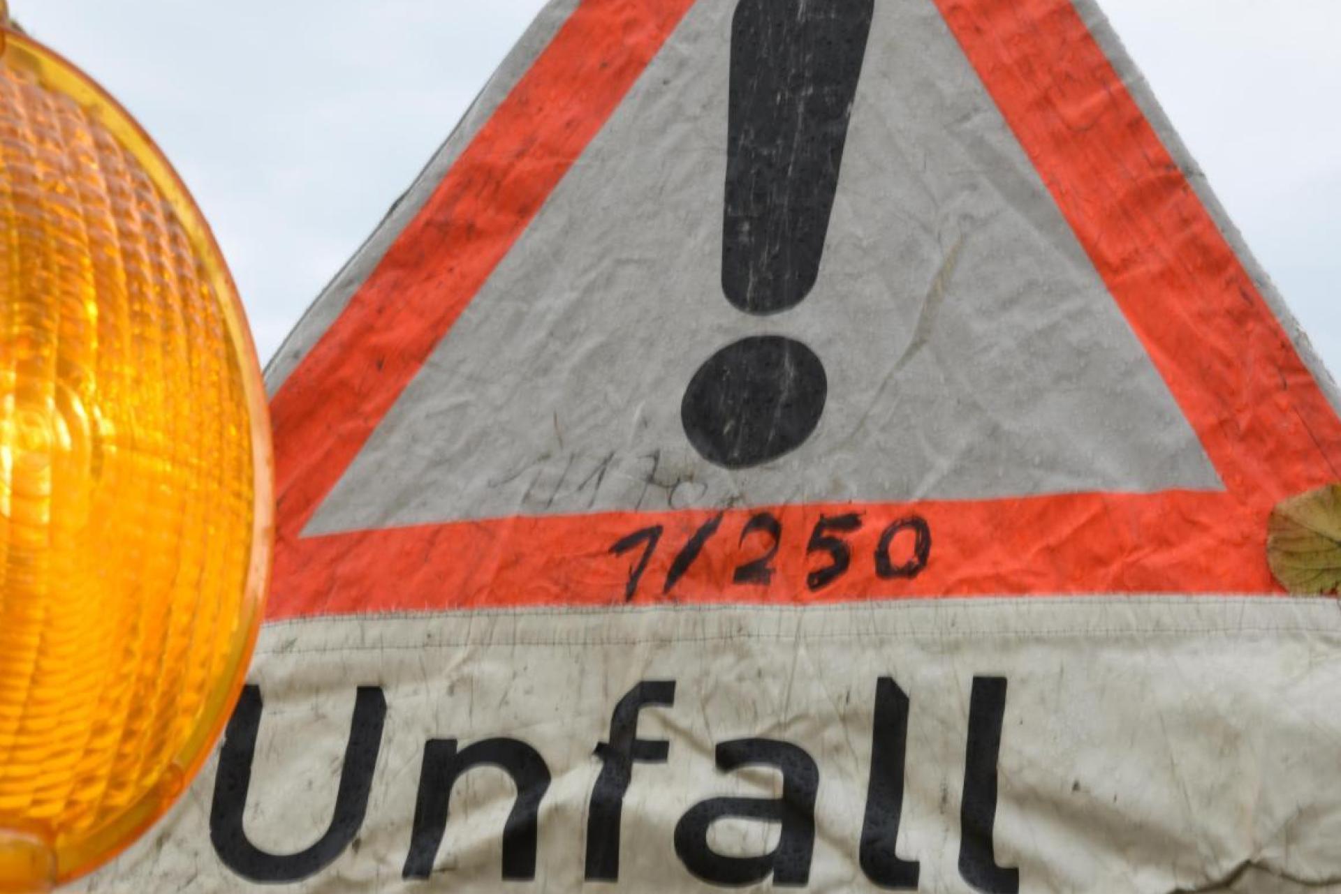 Zwei Fahrzeuge stießen am Montagmorgen auf der Staatsstraße 2165 bei Rieden zusammen, beide Fahrer wurden verletzt.  (Bild: Patrick Seeger)