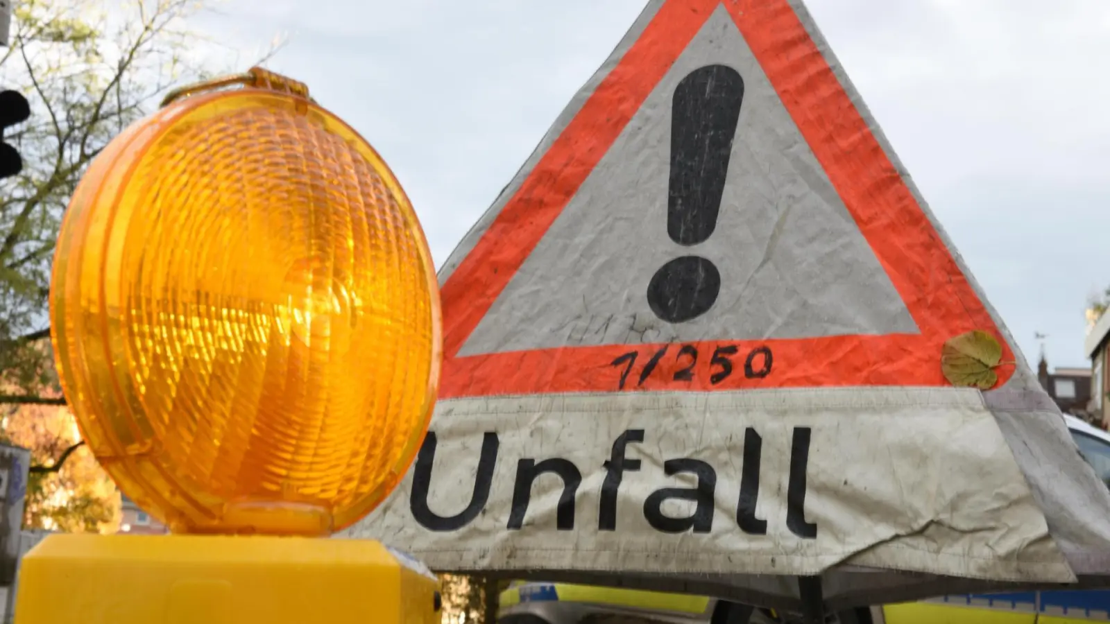 Zwei Fahrzeuge stießen am Montagmorgen auf der Staatsstraße 2165 bei Rieden zusammen, beide Fahrer wurden verletzt.  (Bild: Patrick Seeger)