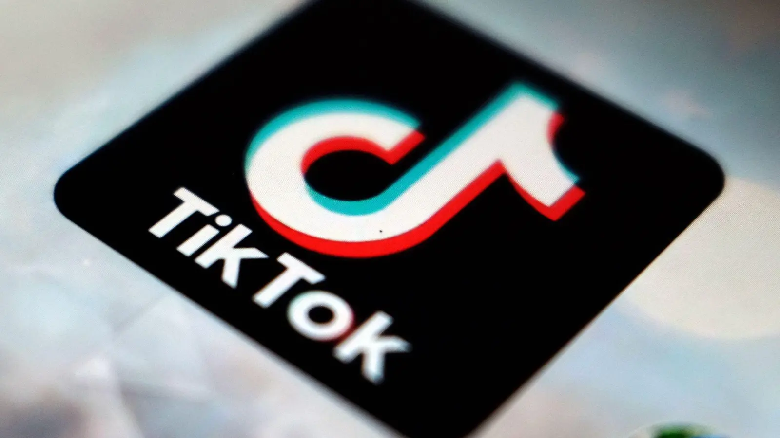 Die EU-Kommission ist vorläufig der Ansicht, dass Tiktok gegen EU-Recht verstößt. (Archivbild) (Bild: Kiichiro Sato/AP/dpa)