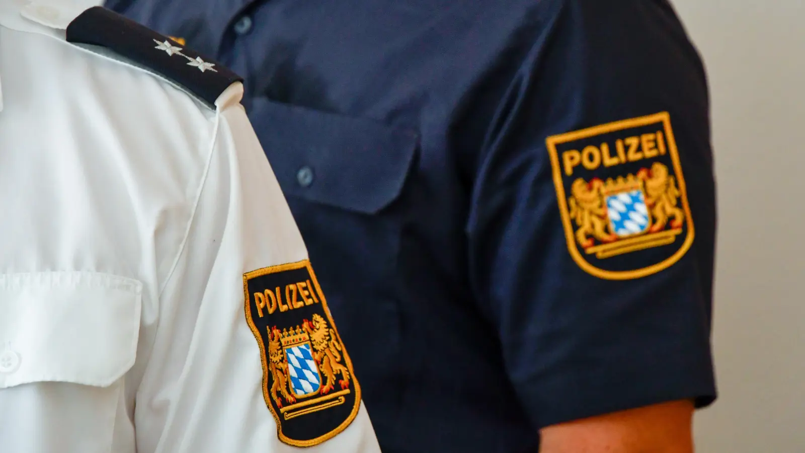 Die Polizei in Auerbach ermittelt nach einer Unfallflucht auf dem Parkplatz einer Discounter-Filiale. (Symbolbild: Petra Hartl)