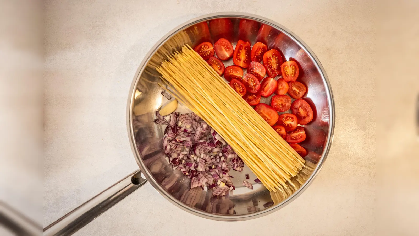 Lust auf einen neuen Skill? Dann komm zum Event Cook up! in Amberg. hier lernst du kochen. (Symbolbild: Zacharie Scheurer/dpa-tmn)