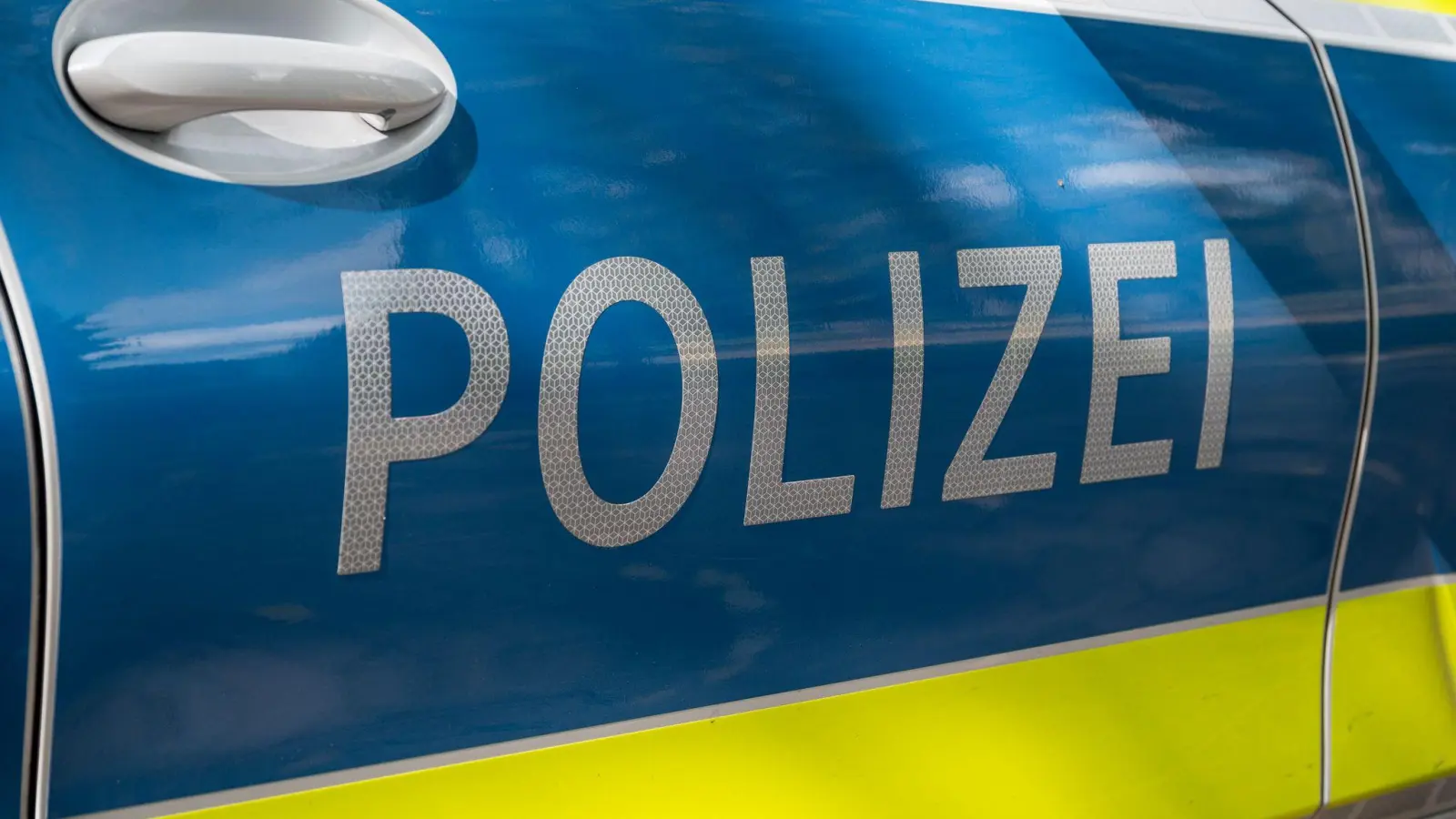 Bei dem Mann stellten die Beamten Anzeichen für Drogenkonsum fest.  (Symbolbild: Daniel Vogl/dpa)