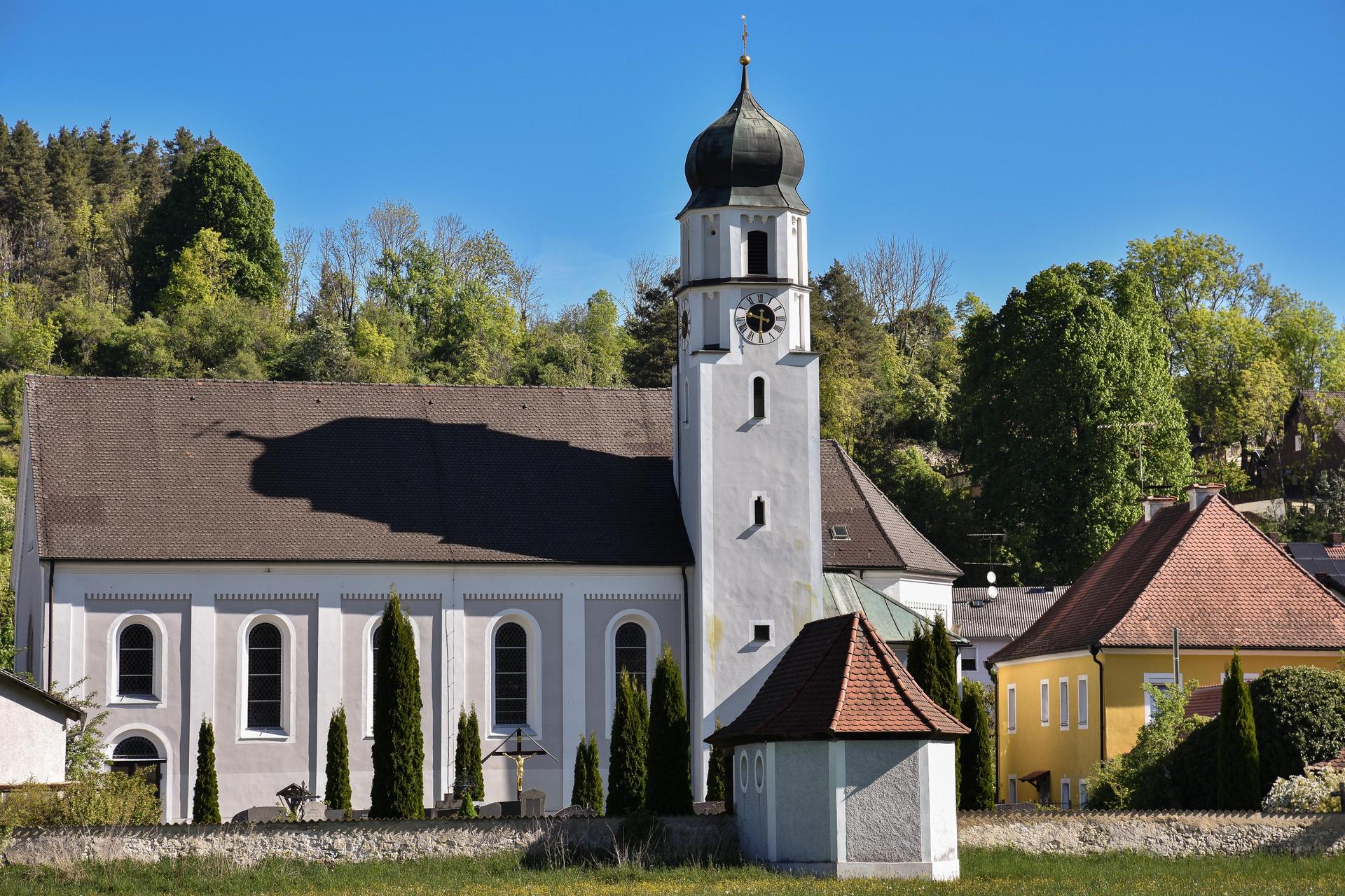 Ein Unbekannter bricht in das Pfarrhaus in Adertshausen ein und hinterlässt Sachschaden. Die Polizei sichert Spuren und ermittelt. (Archivbild: Stephan Huber)