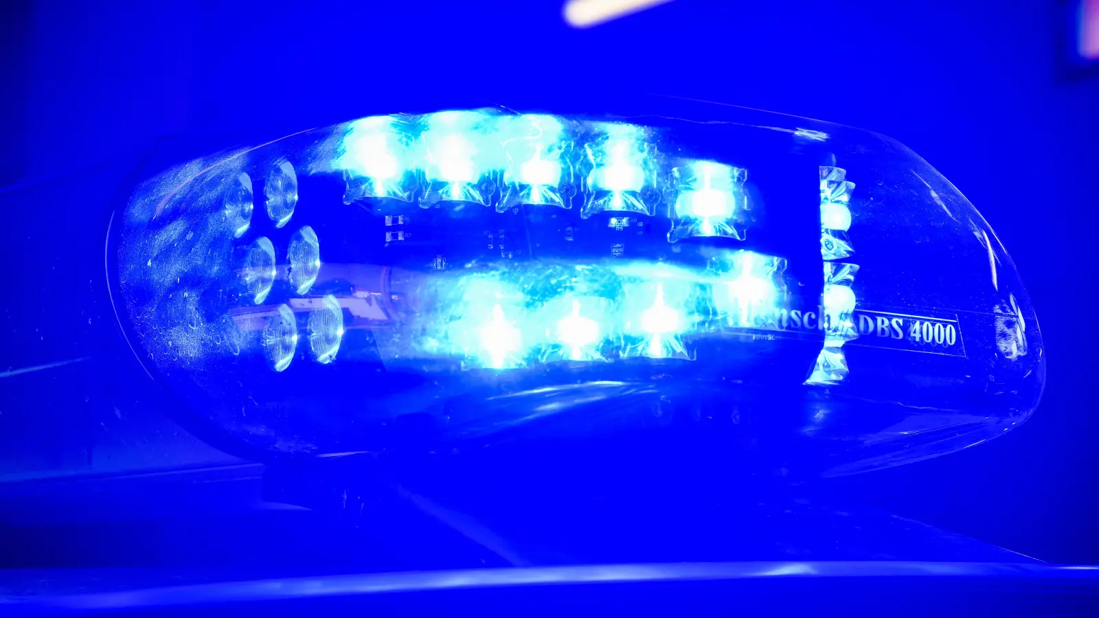 In Ebermannsdorf ist ein Auto gegen eine Steinmauer gefahren. Der Fahrer flüchtete. (Symbolbild: Petra Hartl)
