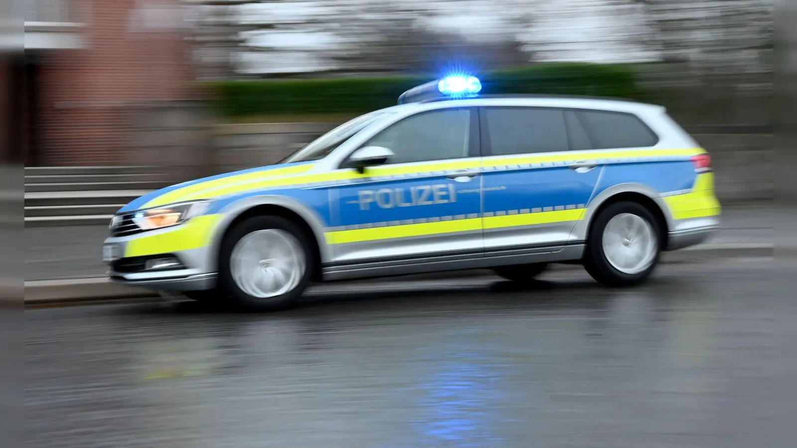 Die Polizei ertappt in Amberg einen 14-Jährigen, der ohne Führerschein einen Roller bewegte. (Symbolbild: Carsten Rehder/dpa)