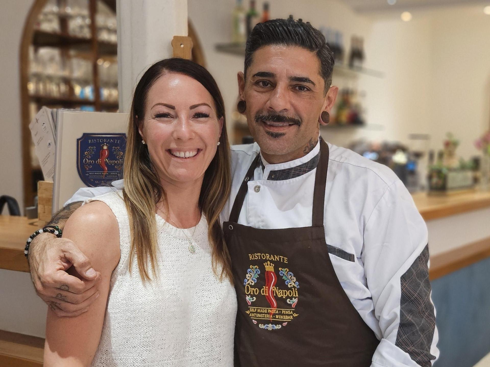 Marco und Christina Lipoma in ihrem Amberger Restaurant Oro di Napoli: Das Bild entstand nach der Eröffnung im Juni. Anfang August wurde der Betrieb eingestellt.  (Archivbild: Christopher Dotzler)