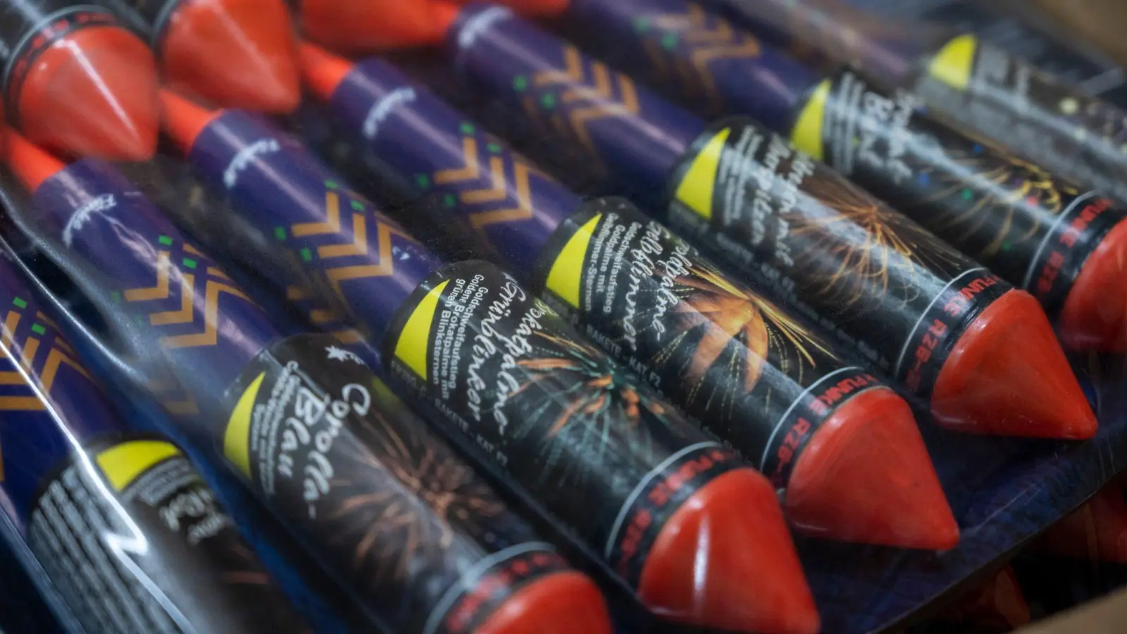 Unbekannte brachen einen Container auf und stahlen Feuerwerkskörper. (Symbolbild: Christophe Gateau/dpa/Symbolbild)