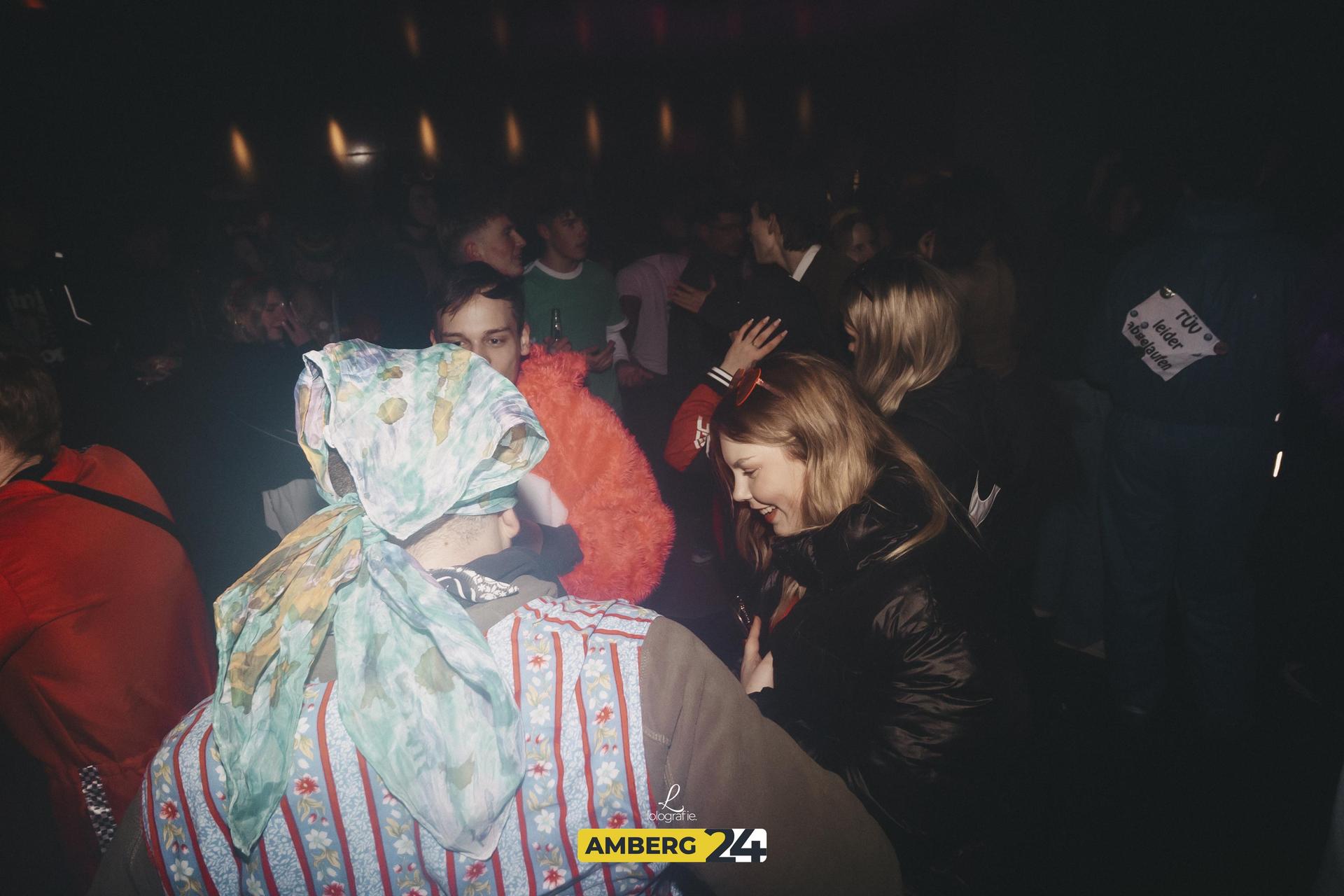 Im Trio wurde während der Hexennacht gefeiert. Viel Spaß mit den Fotos. (Bild: Leonie Hartung)