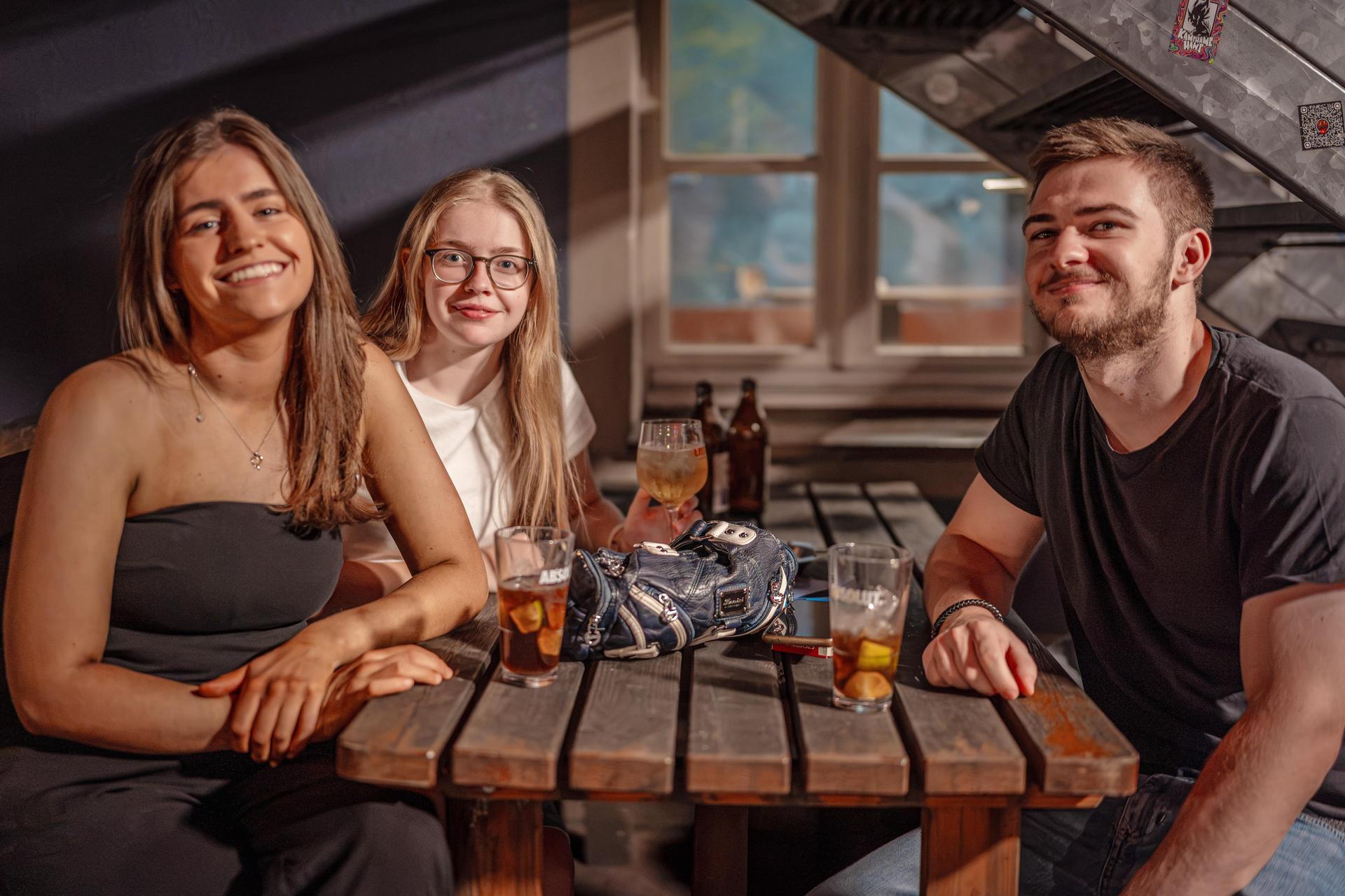 Leertrinken im Blauen Haus (Bild: Michael Golinski)