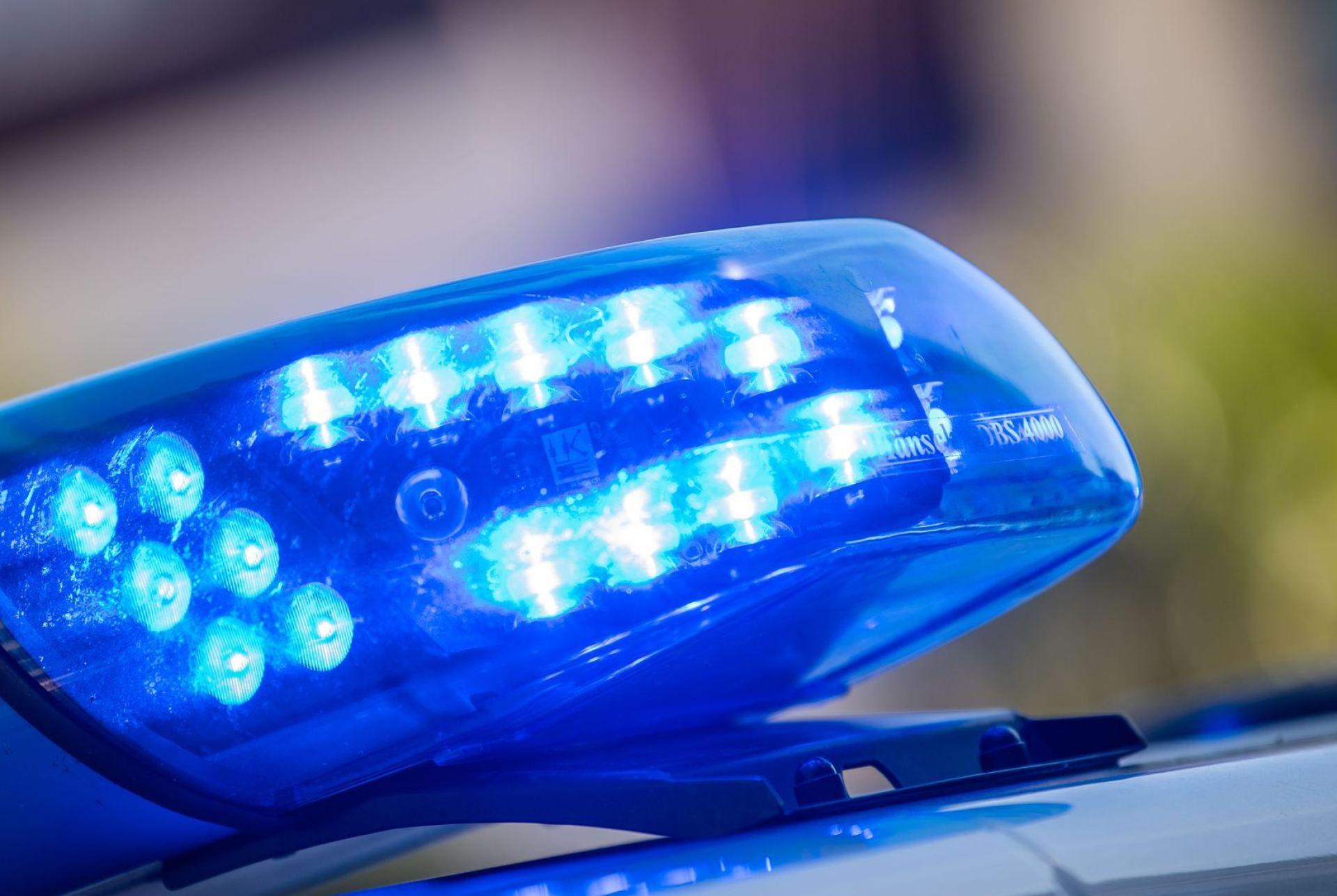 Bei einem Feuerwehrfest in Stulln ist einem 20-Jährigen die Geldbörse gestohlen worden. Die Polizei sucht Zeugen. (Symbolbild: Lino Mirgeler/dpa)