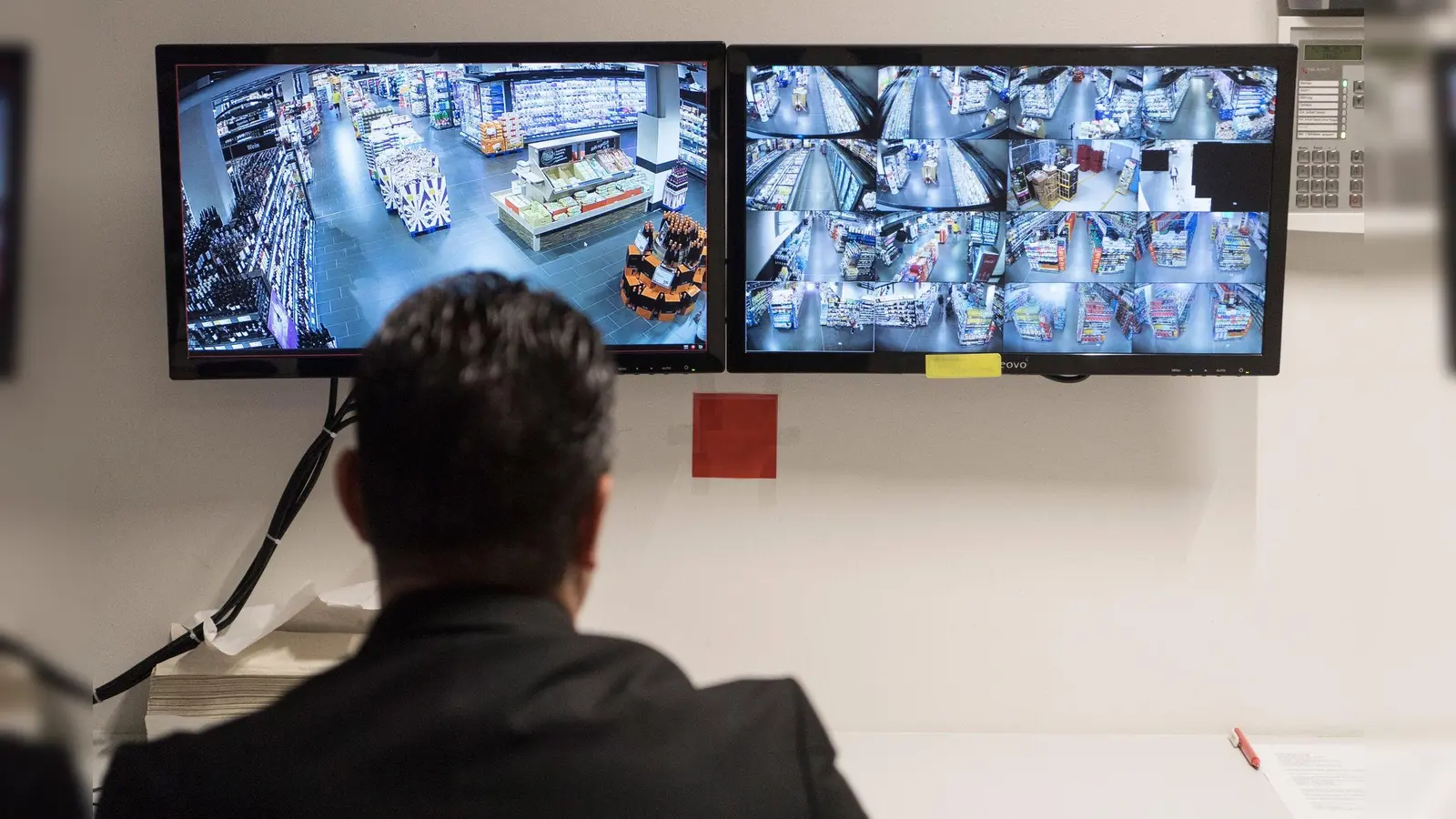 Ein Ladendetektiv sitzt vor den Überwachungsmonitoren eines Supermarktes. In Sulzbach-Rosenberg wurde ein 17-Jähriger beim Versuch, Lebensmittel zu stehlen, beobachtet. (Symbolbild: Boris Roessler/dpa)