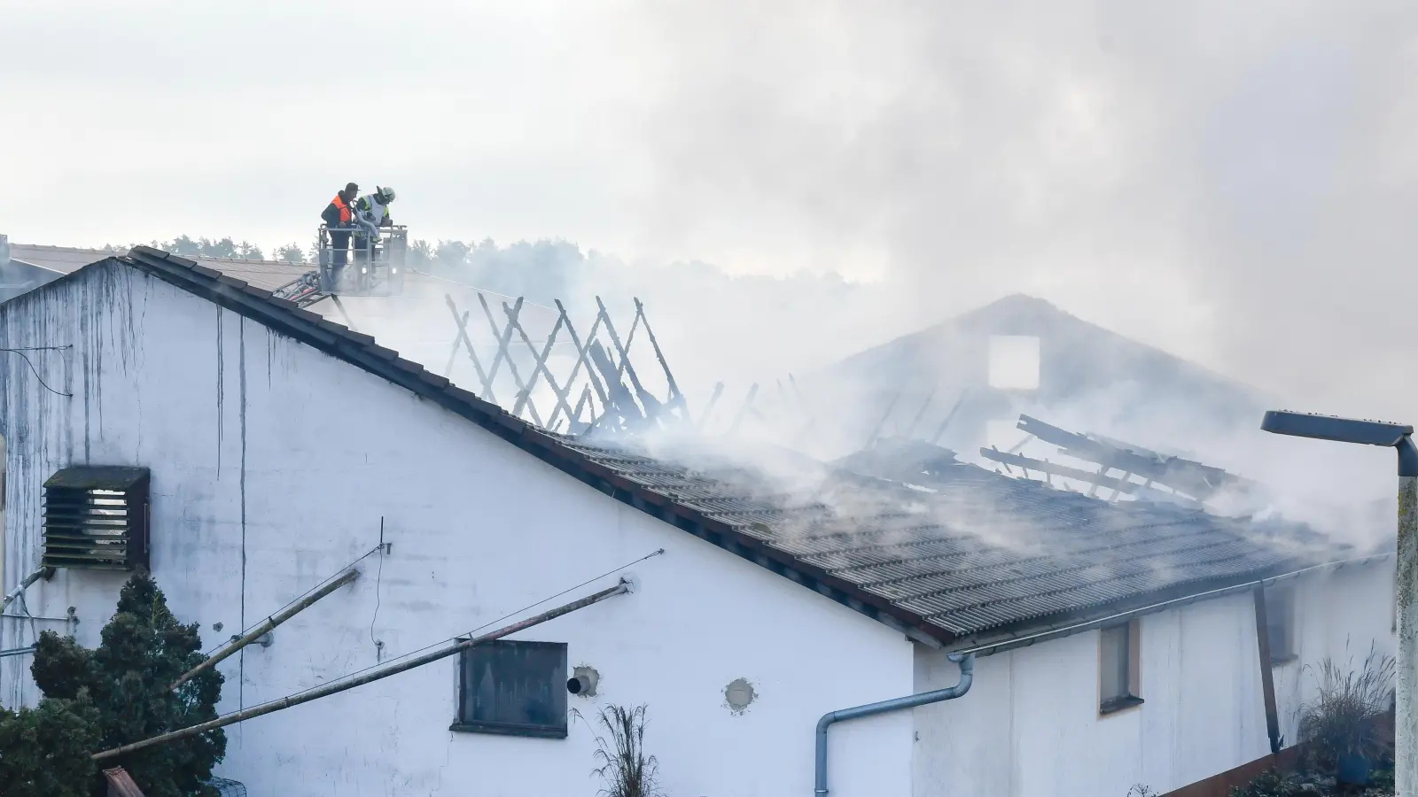 Ein technischer Defekt in der Stallung hat zu dem Großbrand in Hiltersdorf geführt, bei dem 1180 Schweine verendeten.  (Bild: Petra Hartl)
