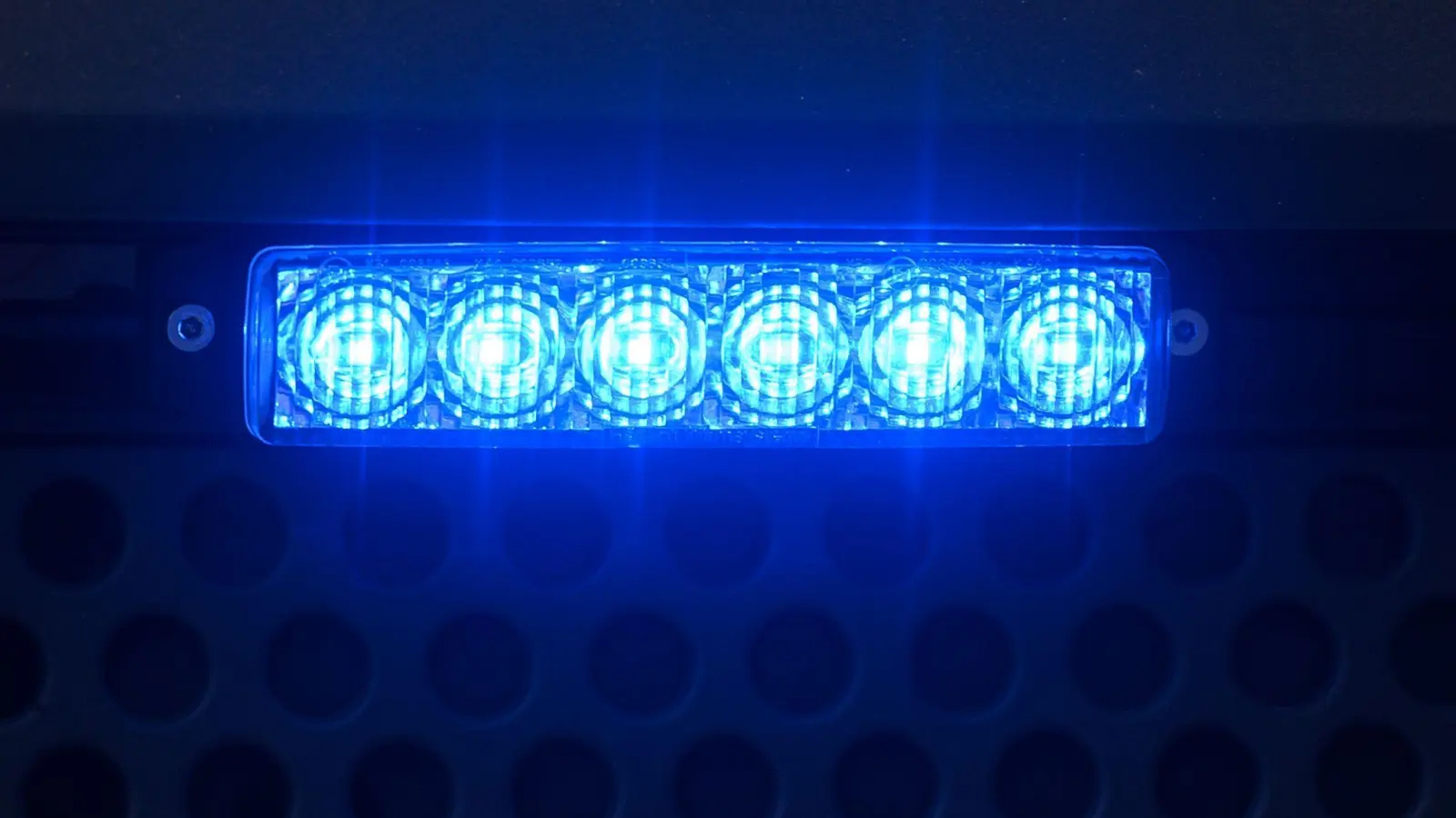Ein unbekannter Täter schlägt in Amberg die Windschutzscheibe eines Autos ein. Die Polizei sucht Zeugen. (Symbolbild: Karl-Josef Hildenbrand/dpa)