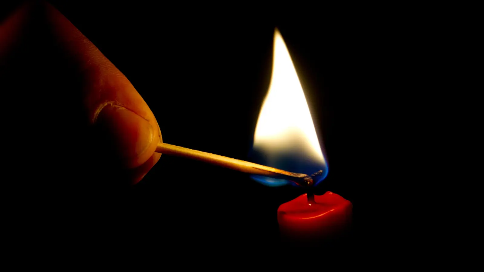 Amberg ohne Licht - zeit für ein paar Minuten mit Kerzen. (Symbolbild: Franziska Gabbert/dpa)