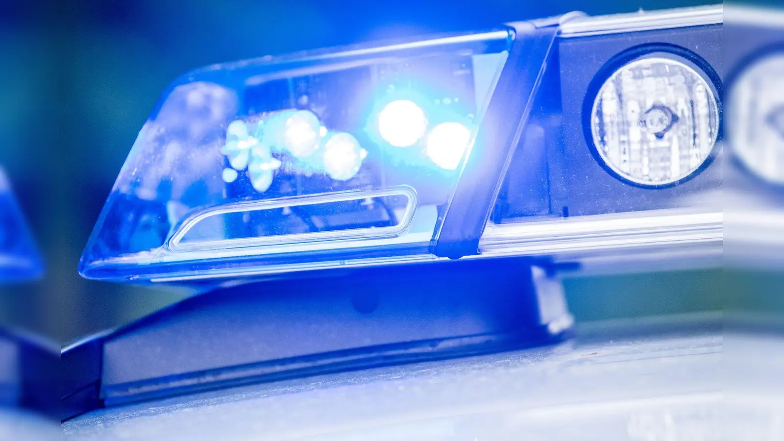 Eine 43-jährige Frau fährt immer wieder ohne Führerschein. Jetzt gibt es ein neues Strafverfahren. (Symbolbild: Lino Mirgeler/dpa)