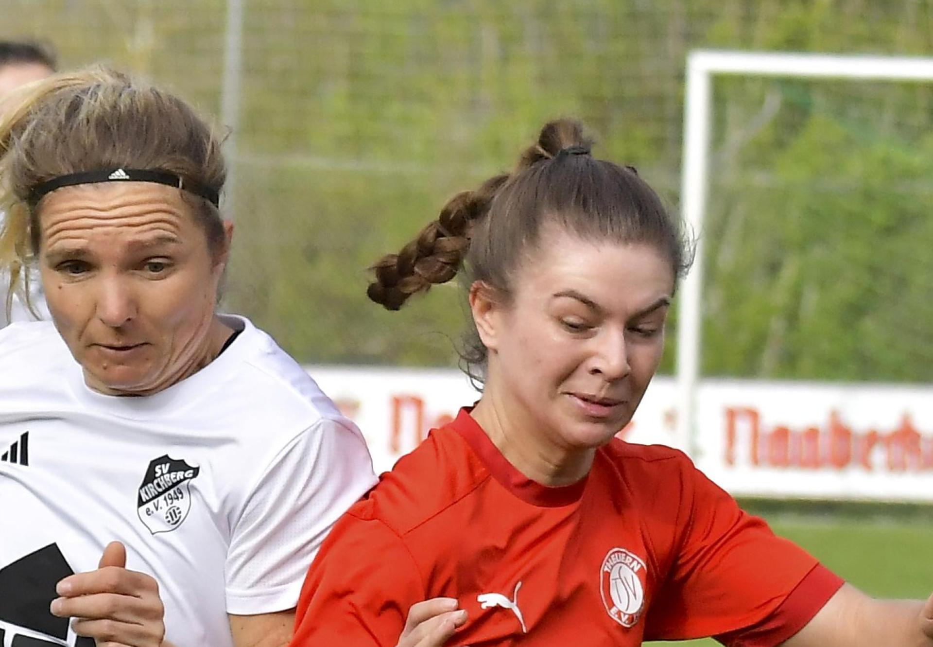 Auch Anna Luschner (rechts/Szene aus einem früheren Spiel) traf für Theuern in Ingolstadt. (Archivbild: Hubert Ziegler)