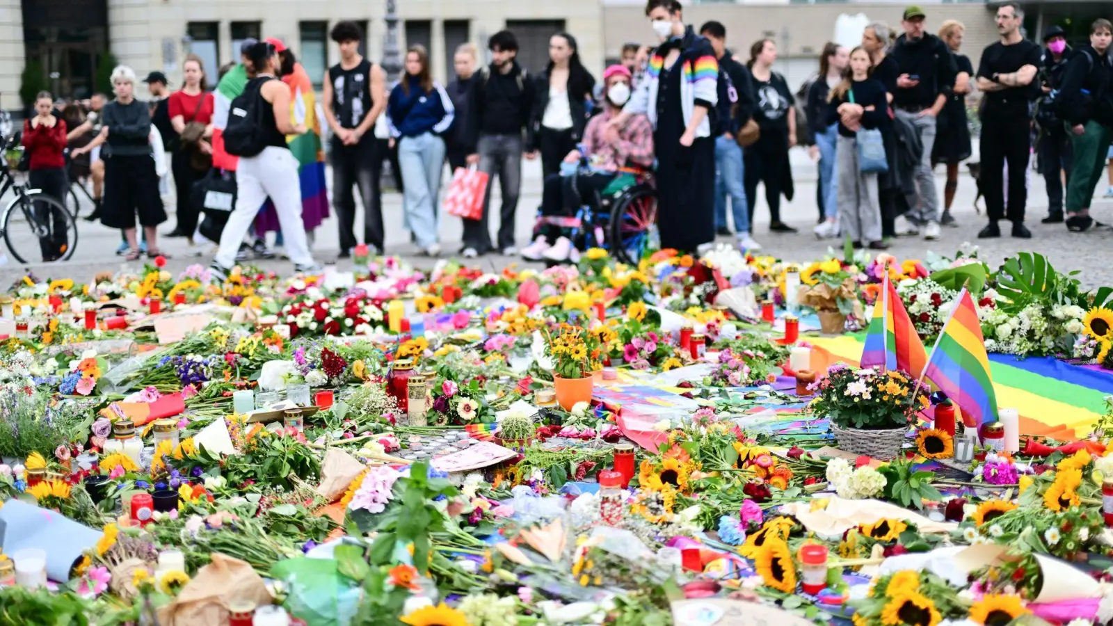 Beim Terroranschlag am Berliner CSD wurde eine Frau getötet und zahlreiche Menschen verletzt. (Bild: Sebastian Gollnow/dpa)