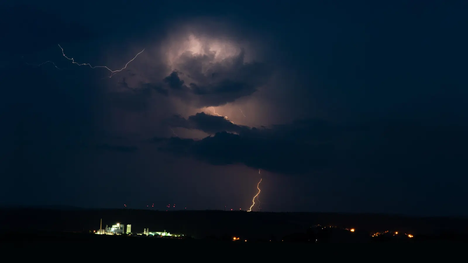 Der Deutsche Wetterdienst warnt vor einem Unwetter im Kreis Amberg-Sulzbach.  (Symbolbild: Nicolas Armer/dpa)