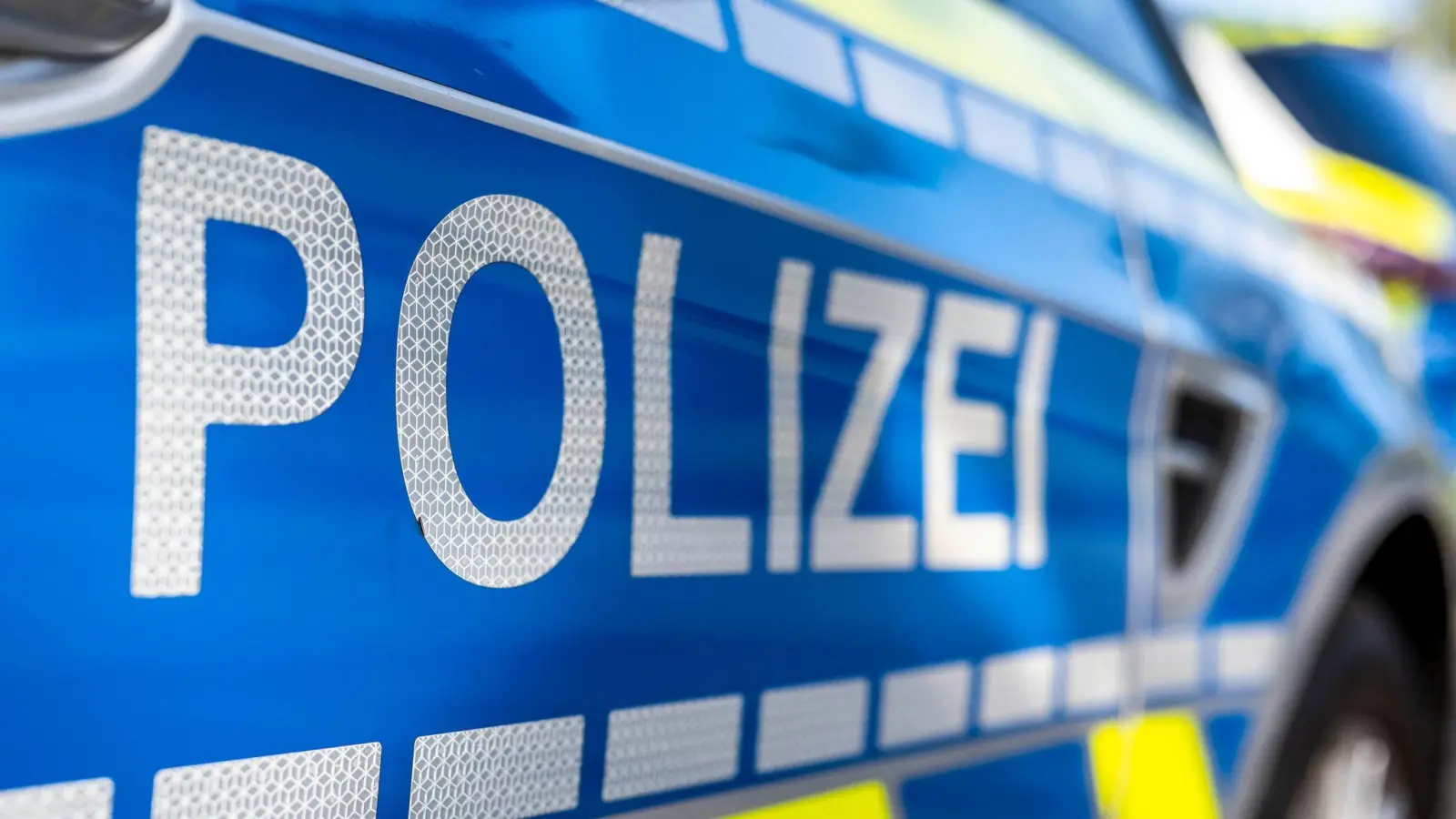 In Ebermannsdorf gaben sich Unbekannte als Polizisten aus und kassierten einen Lkw-Fahrer ab. (Symbolbild: David Inderlied/dpa)