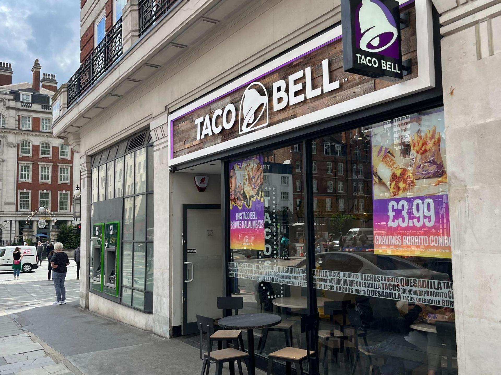 Blick auf eine Taco Bell-Filiale in London. Die US-Fast-Food-Kette Taco-Bell unternimmt den zweiten Anlauf zur Expansion in Deutschland. (Archivbild) (Bild: Julia Kilian/dpa)