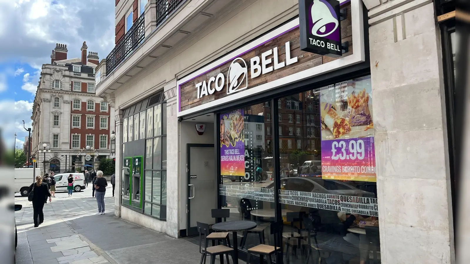 Blick auf eine Taco Bell-Filiale in London. Die US-Fast-Food-Kette Taco-Bell unternimmt den zweiten Anlauf zur Expansion in Deutschland. (Archivbild) (Bild: Julia Kilian/dpa)