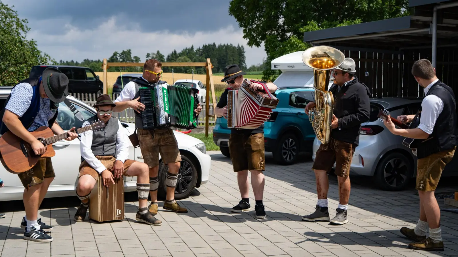 Die Musikanten treiben den Ritzenfelder Kirwaleuten ein. (Bild: knz)