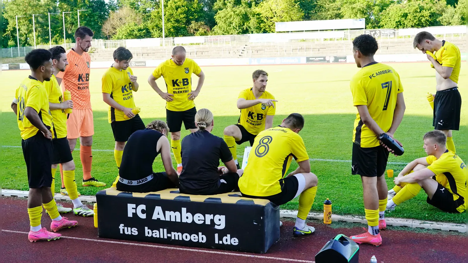 Mario Zitzmann (knieend), und Friedrich Lieder (links) sind das neue Trainer-Duo beim FC Amberg. (Bild: ref)