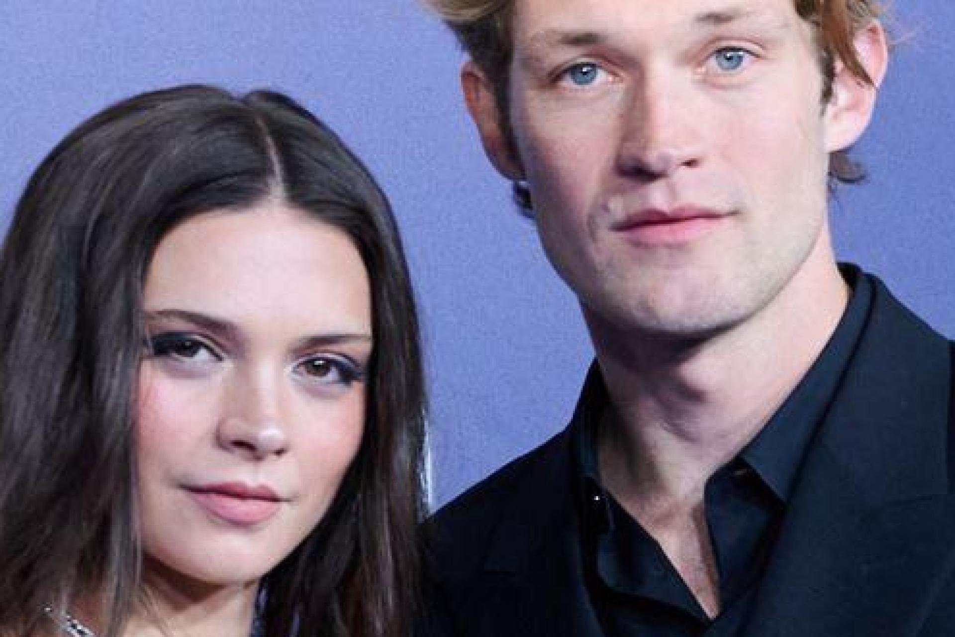 Die Hauptdarsteller Harriet Herbig-Matten (l) und Damian Hardung wurden durch „Maxton Hall“ zu Stars. (Archivbild)  (Bild: Annette Riedl/dpa)