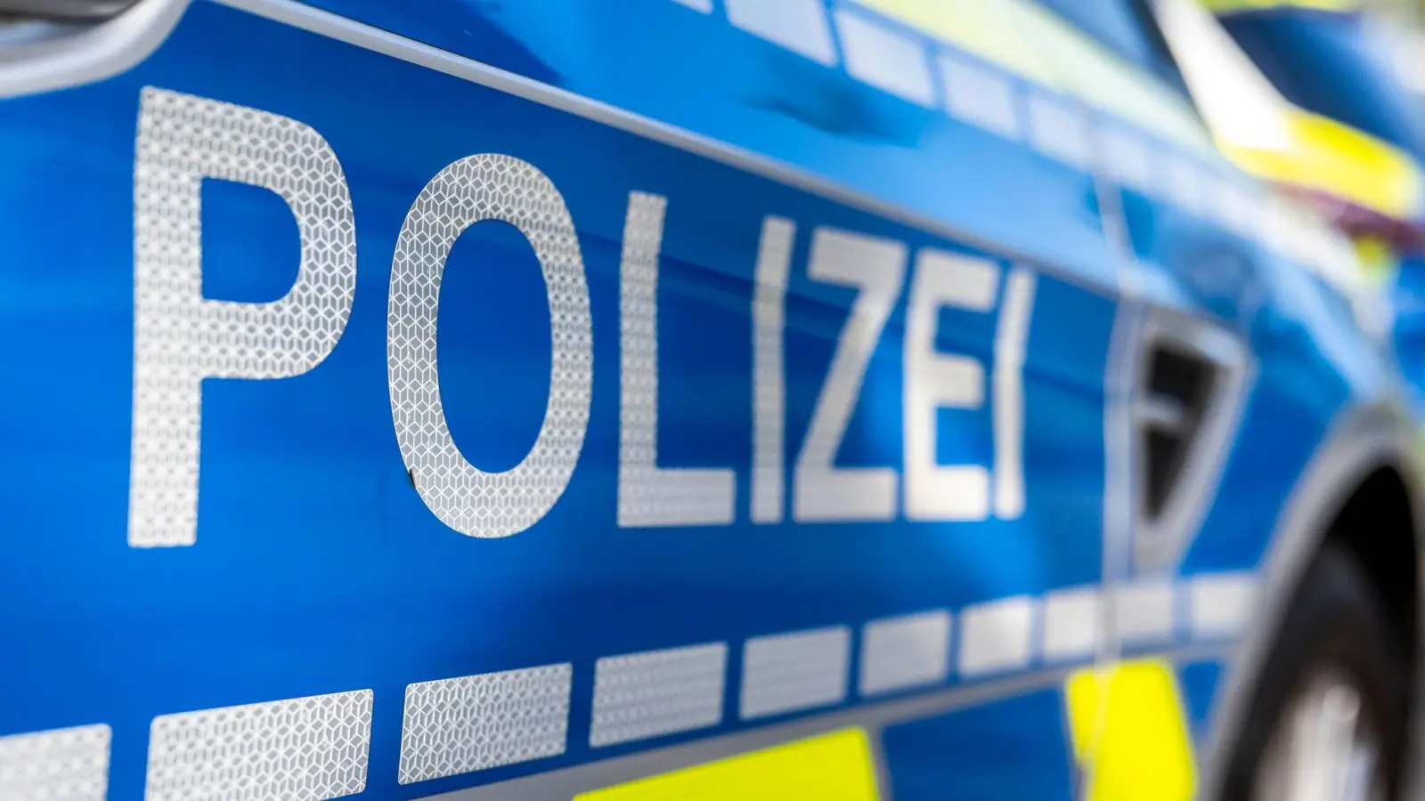 In Burglengenfeld bedroht eine Frau einen 75-Jährigen mit einem Messer. Die Polizei greift ein. (Symbolbild: David Inderlied/dpa)