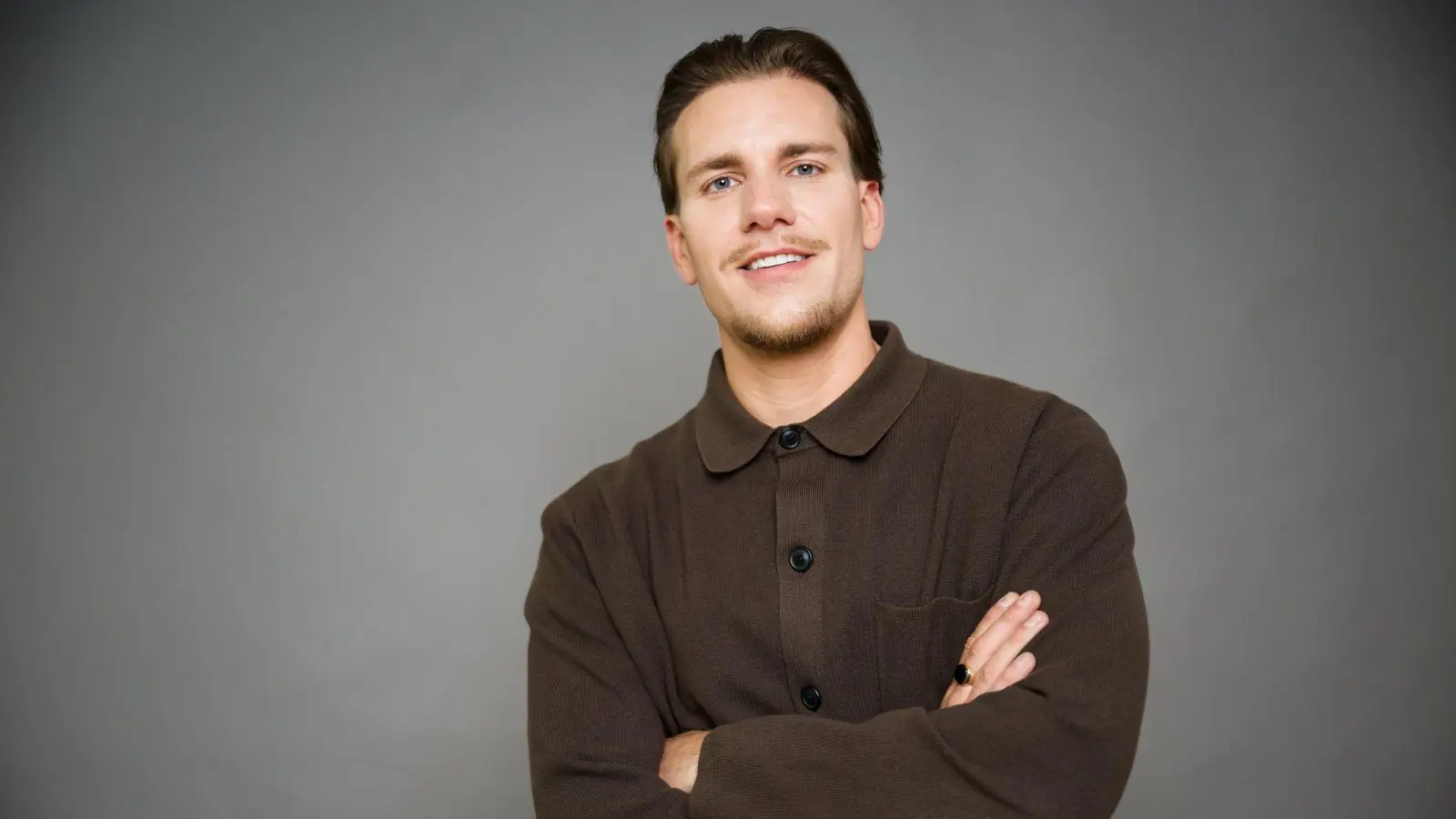 Der Neu-Bachelor Felix Stein kommt aus Berlin - hält die Stadt aber nicht für ideal, um die neue Traumfrau zu finden. (Bild: Henning Kaiser/dpa)