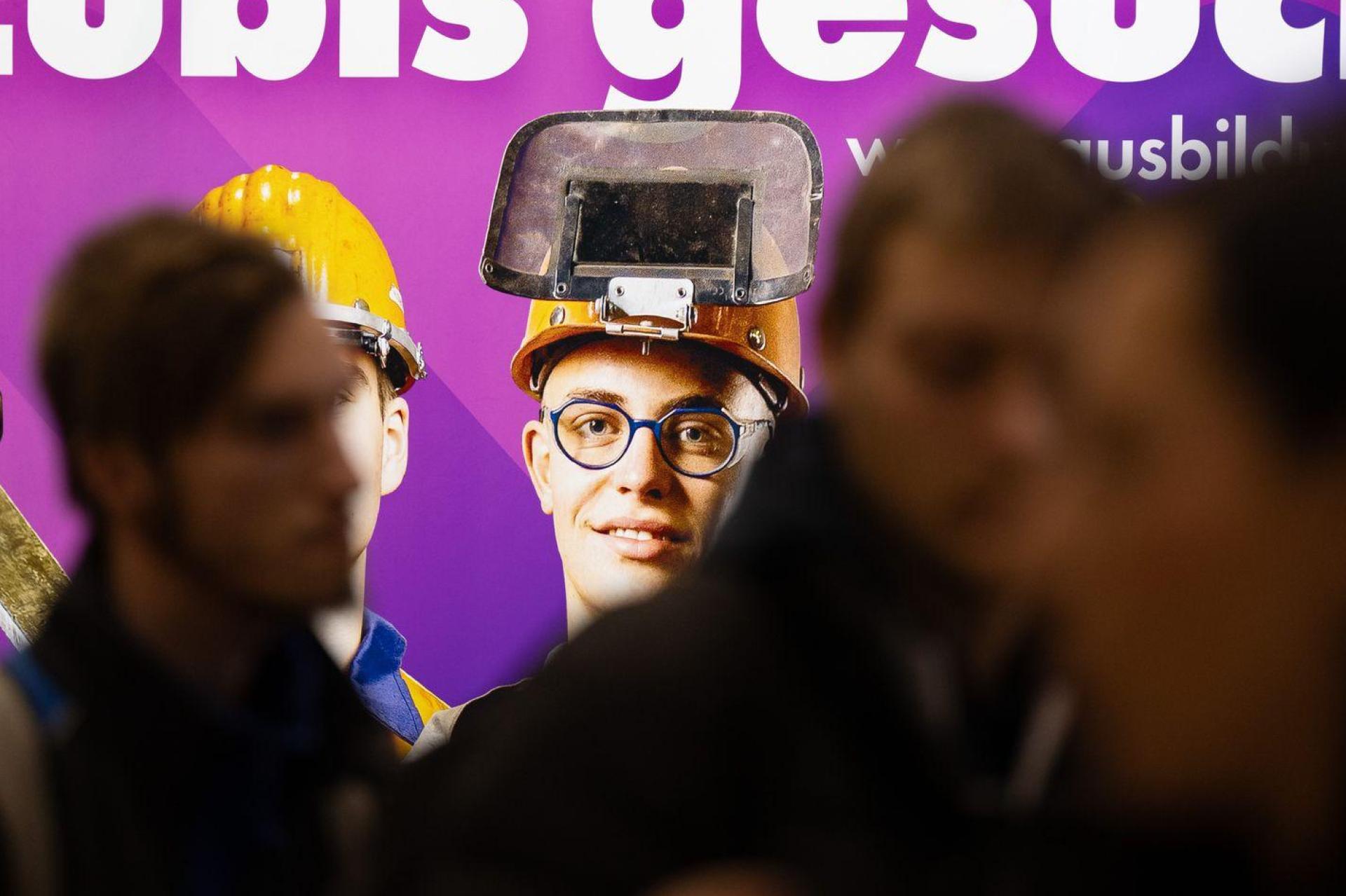 Die Zufriedenheit bayerischer Auszubildender ist zuletzt wieder gestiegen. (Archivbild) (Bild: Sebastian Kahnert/dpa)