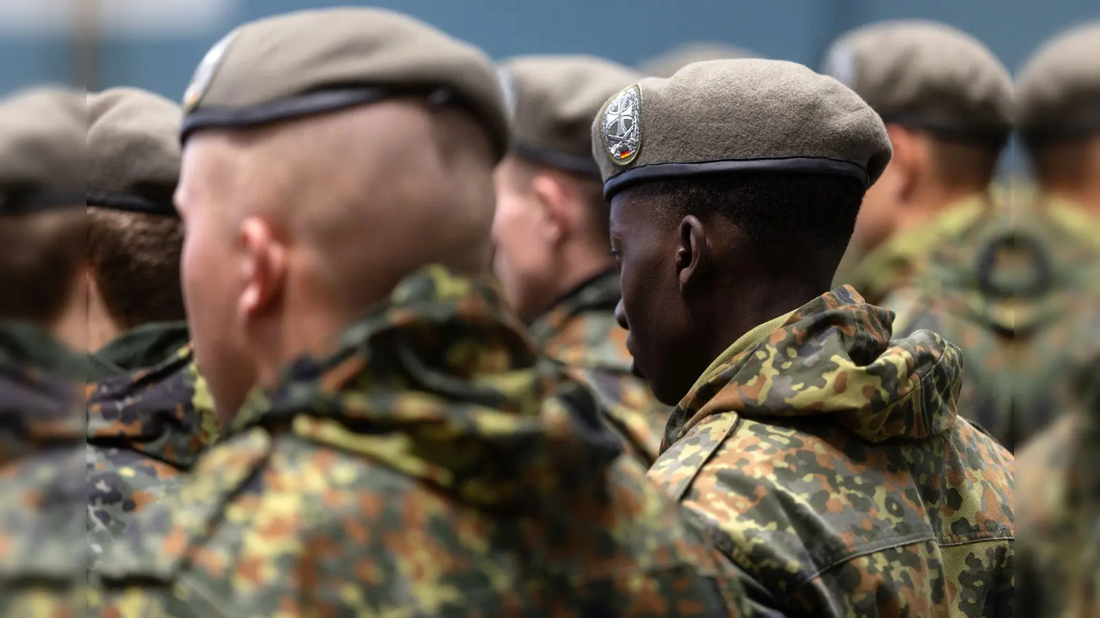 Neue Wehrpflicht: Gut oder schlecht? Das haltet ihr von der Sache. (Symbolbild: Michael Reichel/dpa)