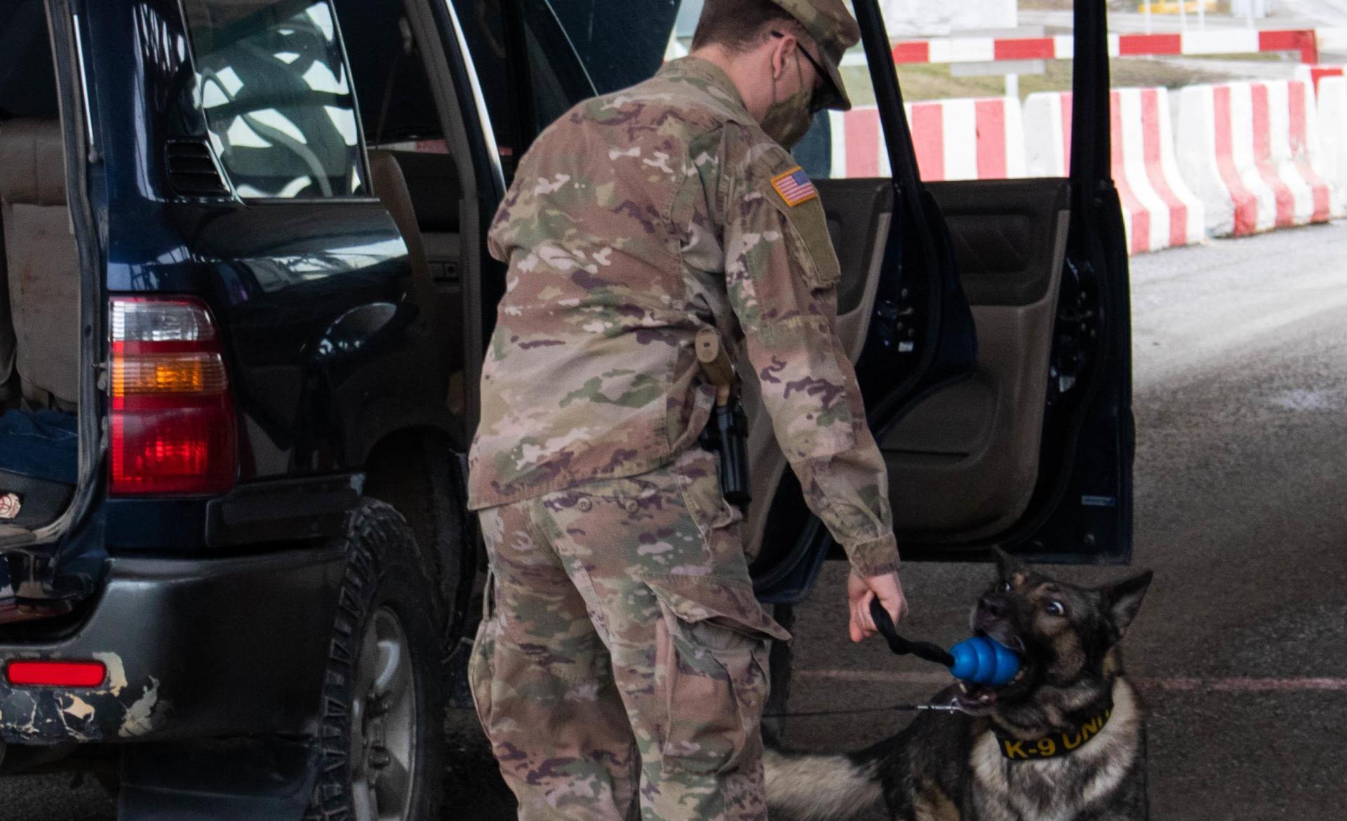 Kontrolle am Übungsplatz Grafenwöhr. Die US-Armee fordert ihre Angehörigen zu mehr Wachsamkeit auf. (Bild: Sgt. Jonathan Perdelwitz)