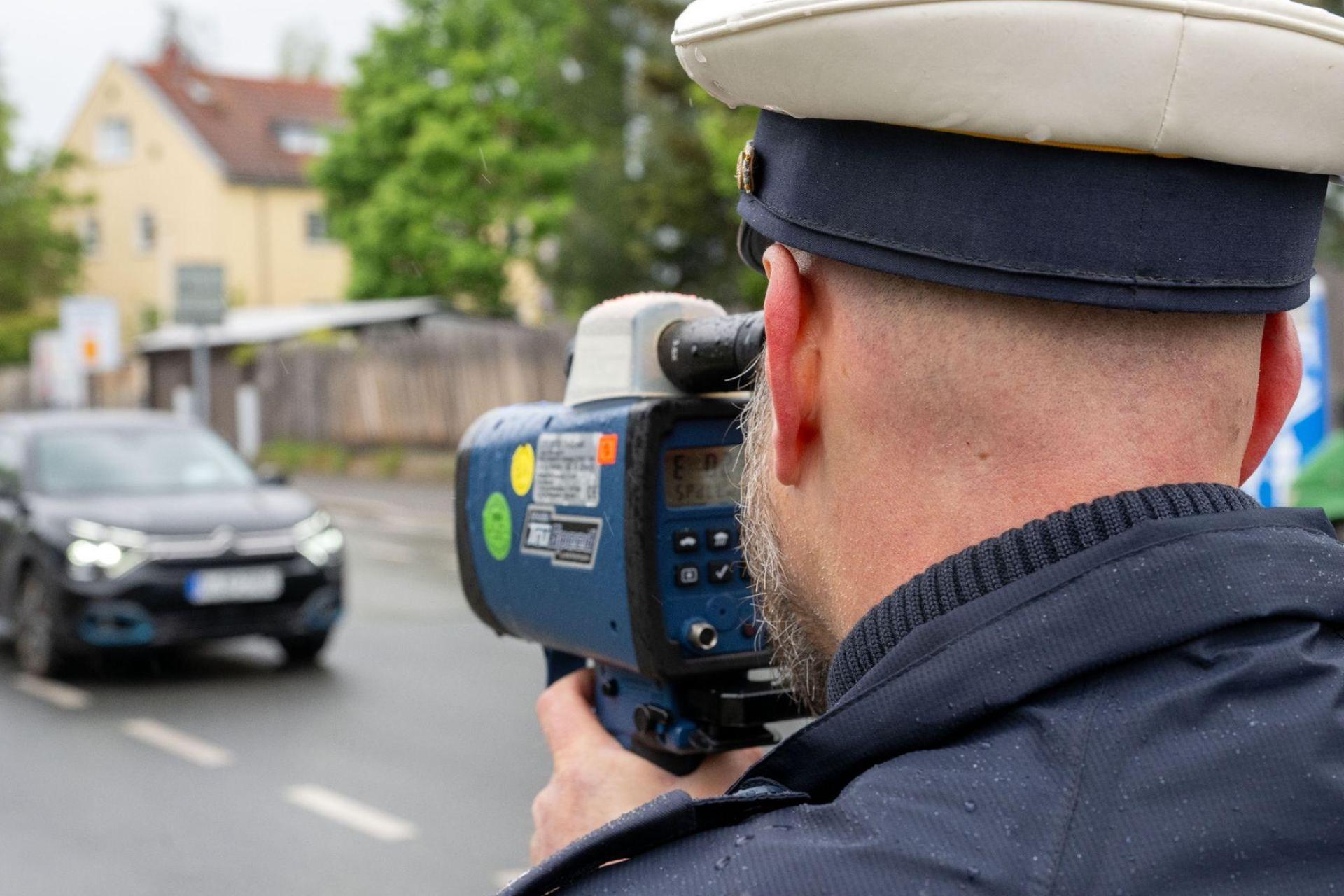 Die Polizei hat auf der B85 die Geschwindigkeit der Verkehrsteilnehmer kontrolliert.  (Symbolbild: Pia Bayer/dpa)
