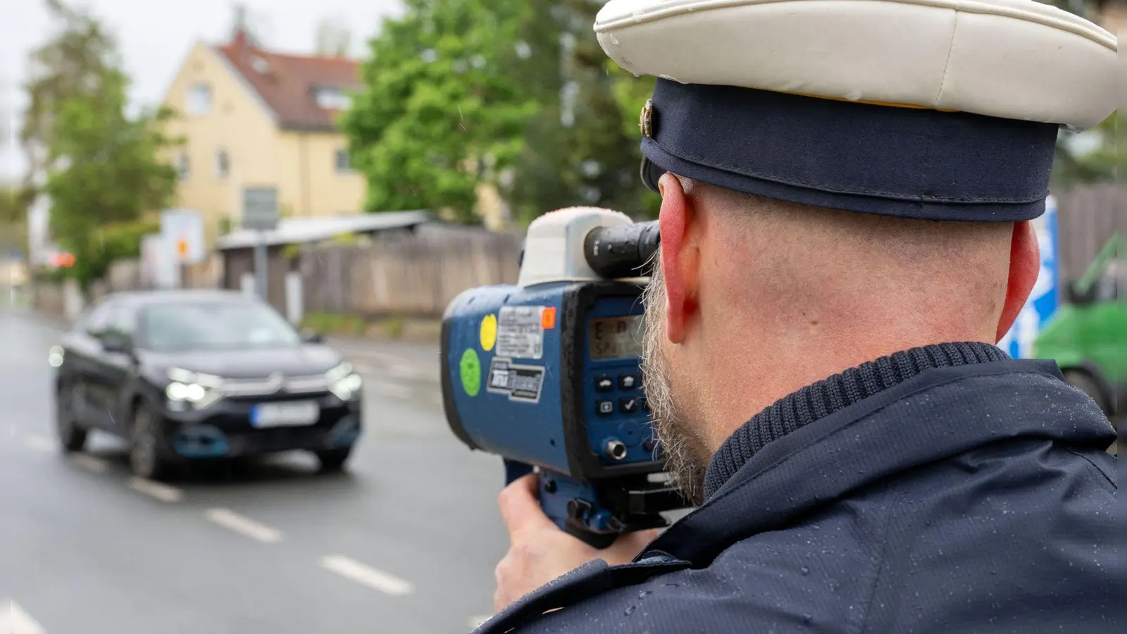 Mit 190 km/h zu schnell unterwegs: Ein Mann aus Amberg-Sulzbach muss nun für vier Monate seinen Führerschein abgeben. (Symbolbild: Sven Hoppe, dpa)