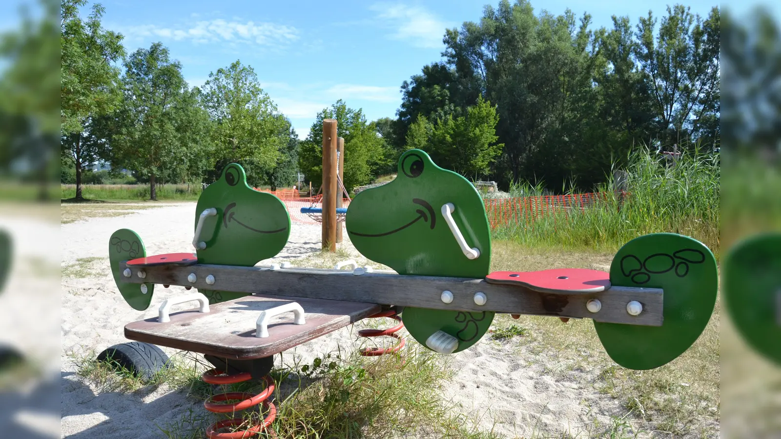 Auf Spielgeräten wie diesen können Kinder wippen. In Kümmersbruck wurde jetzt von einem Federwipptier der Kopf abgerissen. (Symbolbild: tk)