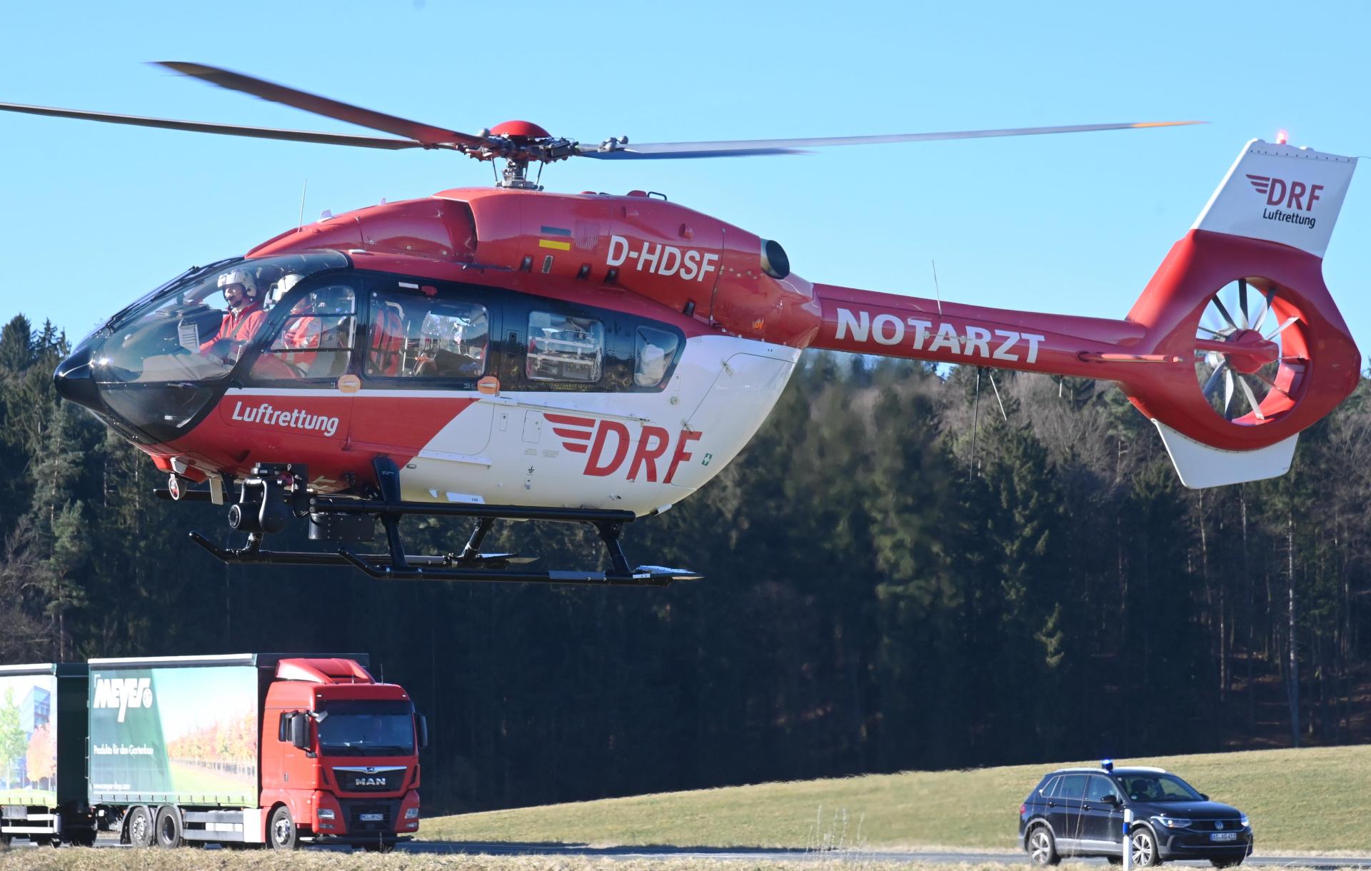 Bei Pesensricht kam es auf der Staatsstraße 2168 am Dienstagmorgen zu einem schweren Unfall. Auch der Rettungshubschrauber war im Einsatz. (Bild: gf)