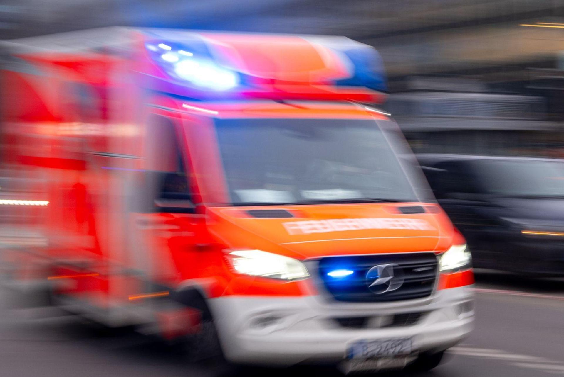 Eine Frau stürzt in Poppenricht mit dem Fahrrad und erleidet schwere Verletzungen. (Bild: Monika Skolimowska/dpa)